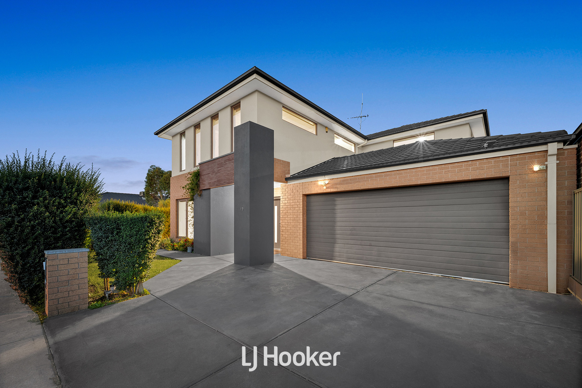 19 MCEWAN DRIVE, Cranbourne East VIC 3977 - Image 2
