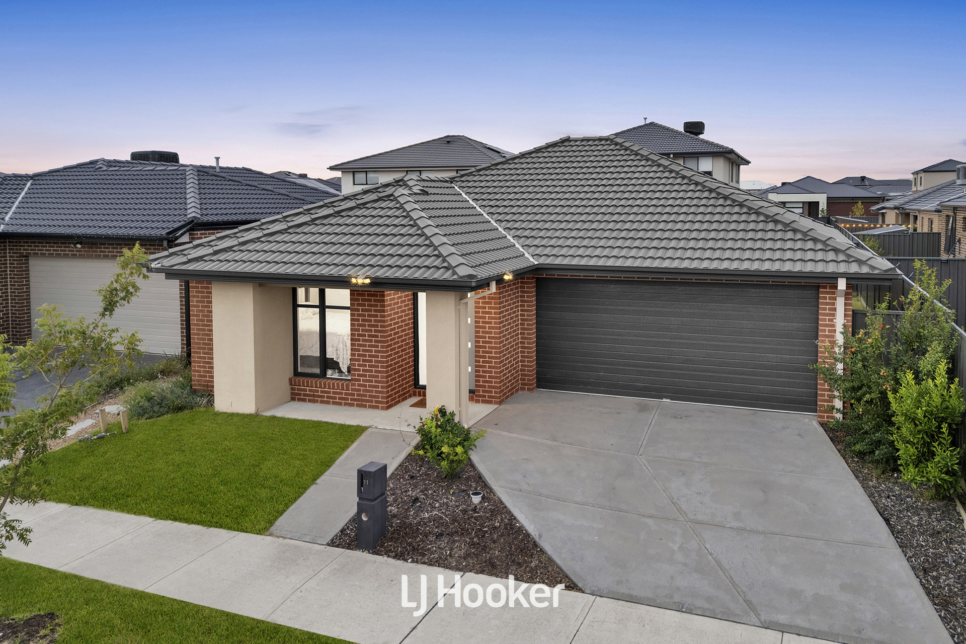 11 Carnelian Circuit, Clyde North, VIC 3978 - Image 2