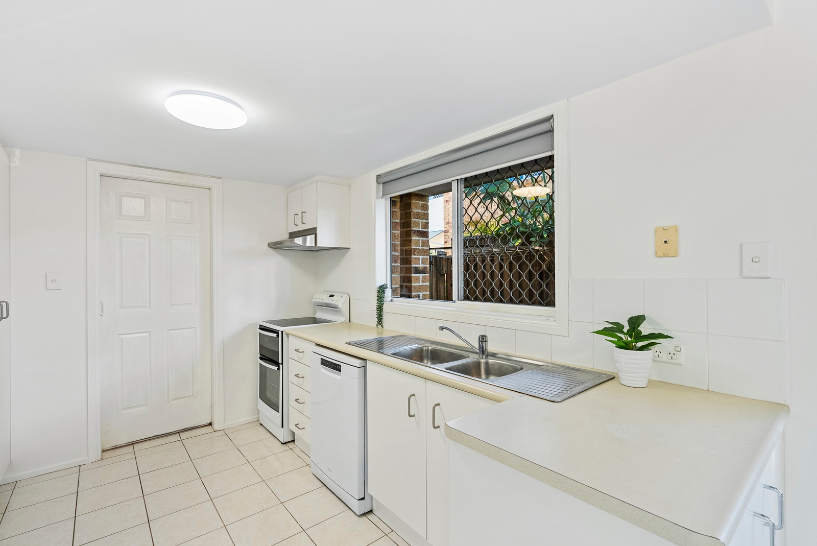 1 11 CUPANIA PLACE, ELANORA QLD 4221 - Image 7