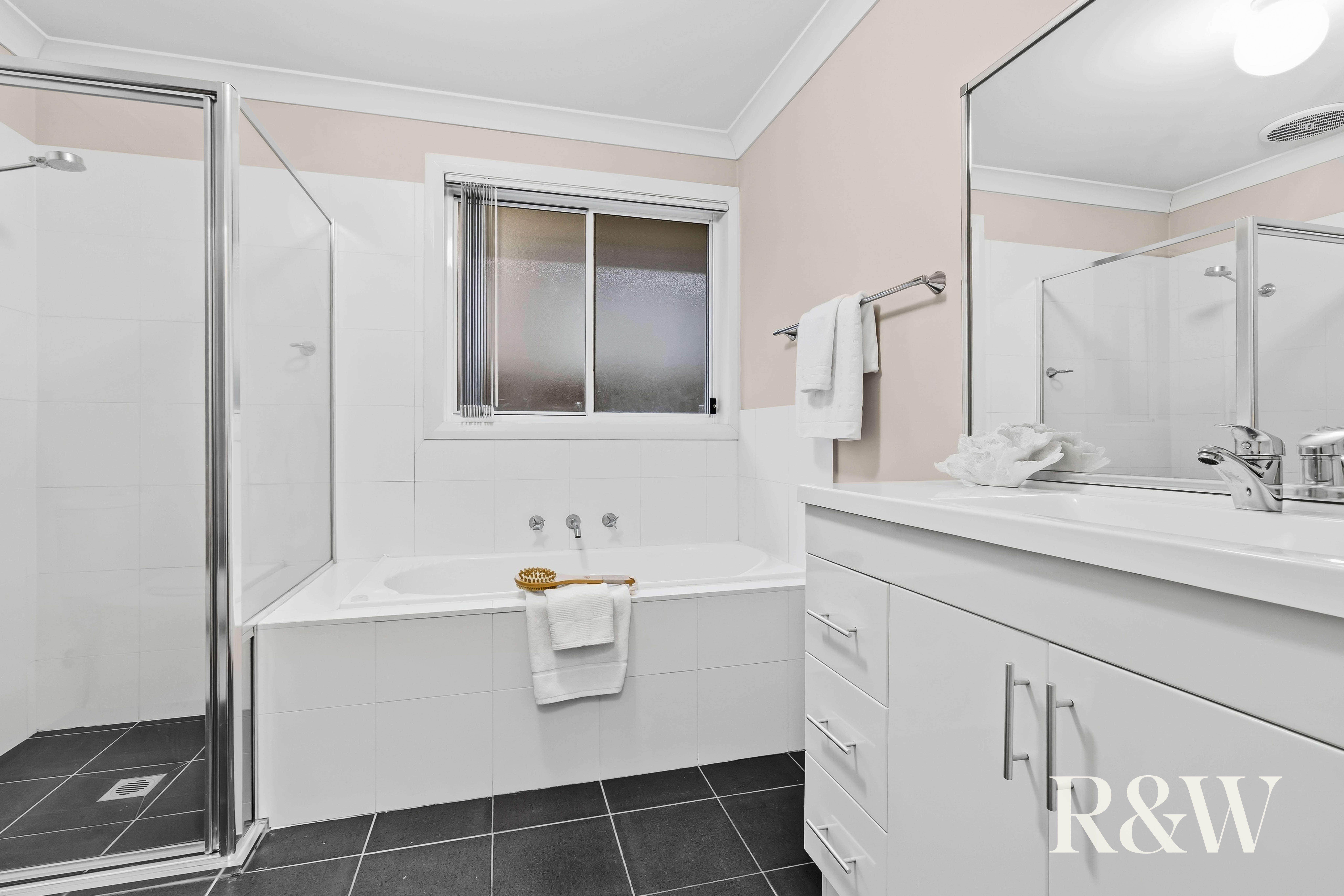 4-bedroom house at 10 Jarvisfield Place, Macquarie Links, NSW 2565, Campbelltown (Nsw), New South Wales