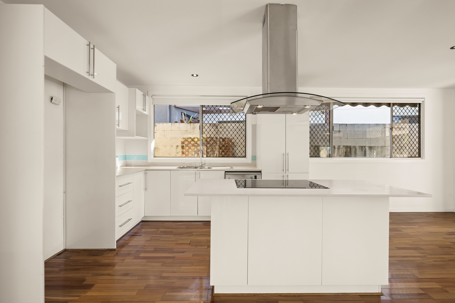 37 Holland Court, Broadbeach Waters, QLD 4218 - Image 5