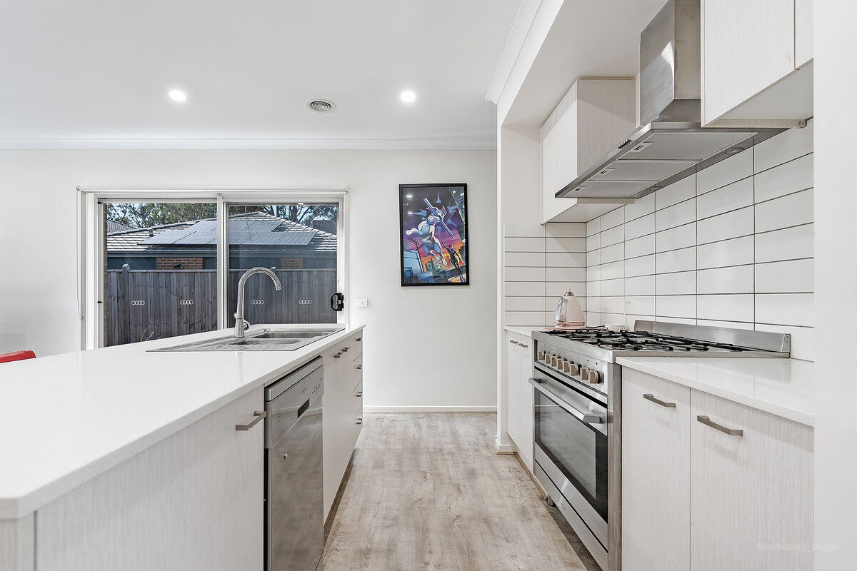 8 RAWLS STREET, Cranbourne VIC 3977 - Image 3