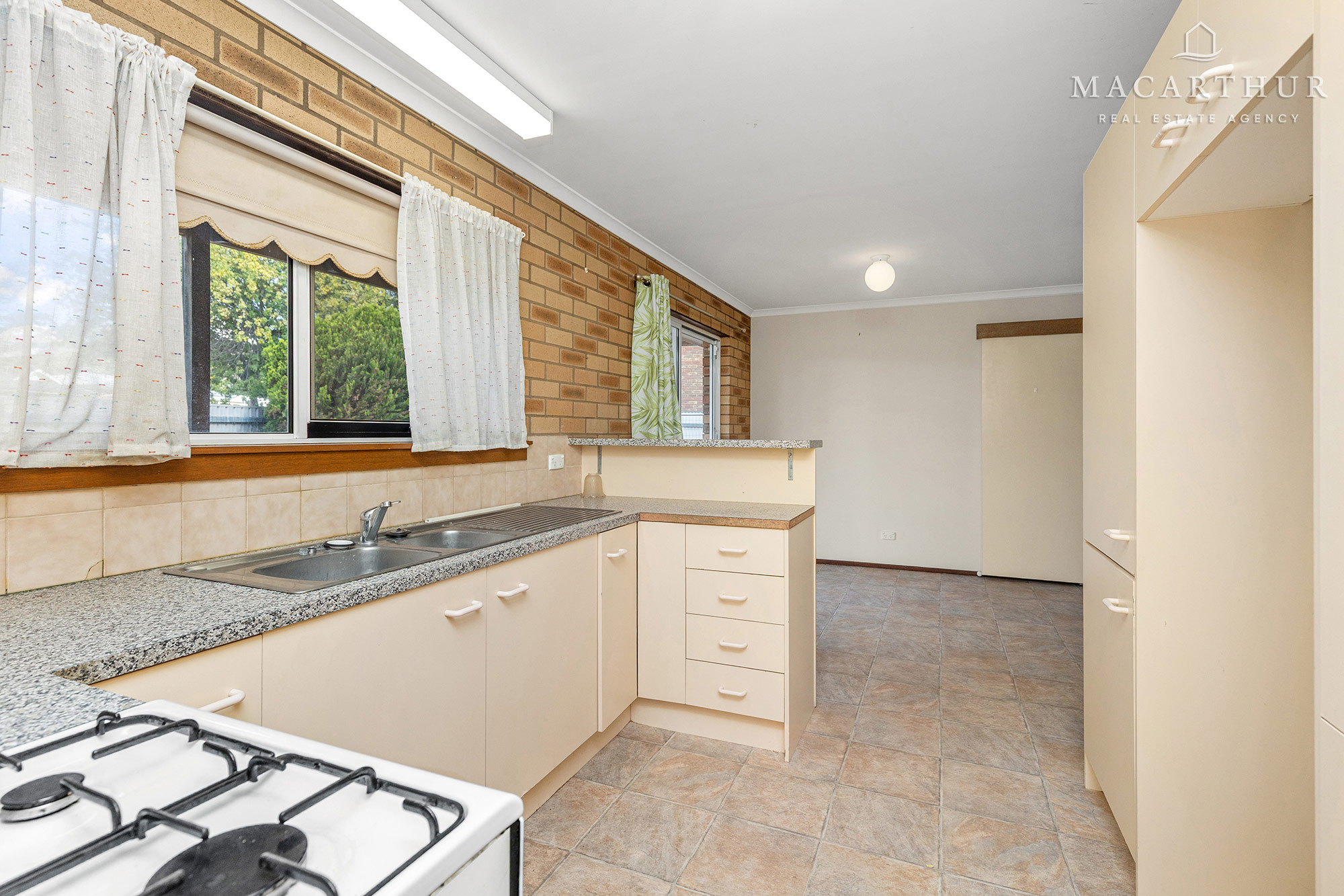 5 47 KAROOM DRIVE, GLENFIELD PARK NSW 2650 - Image 8