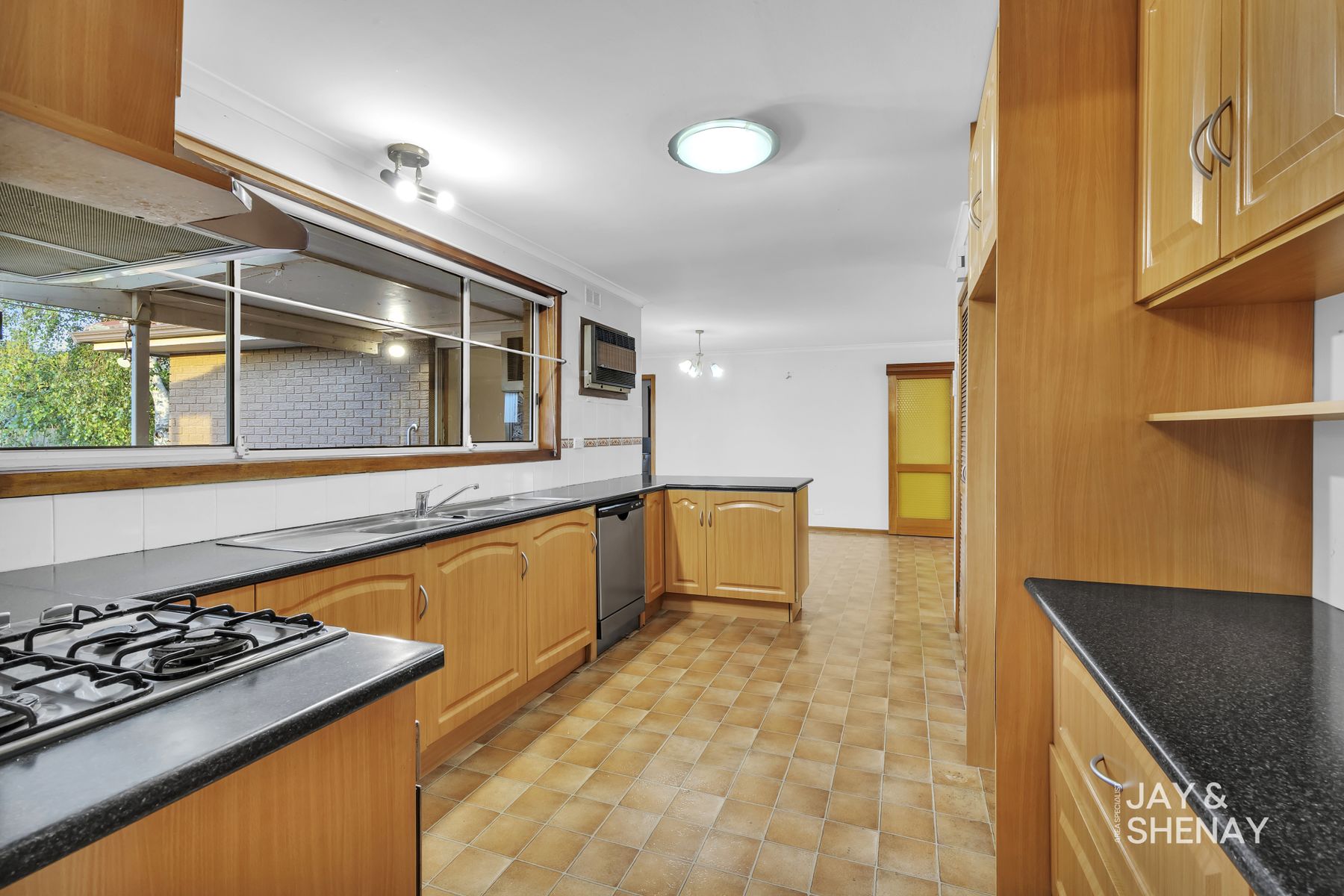 32 Zachary Hicks Crescent, Endeavour Hills, VIC 3802 - Image 9