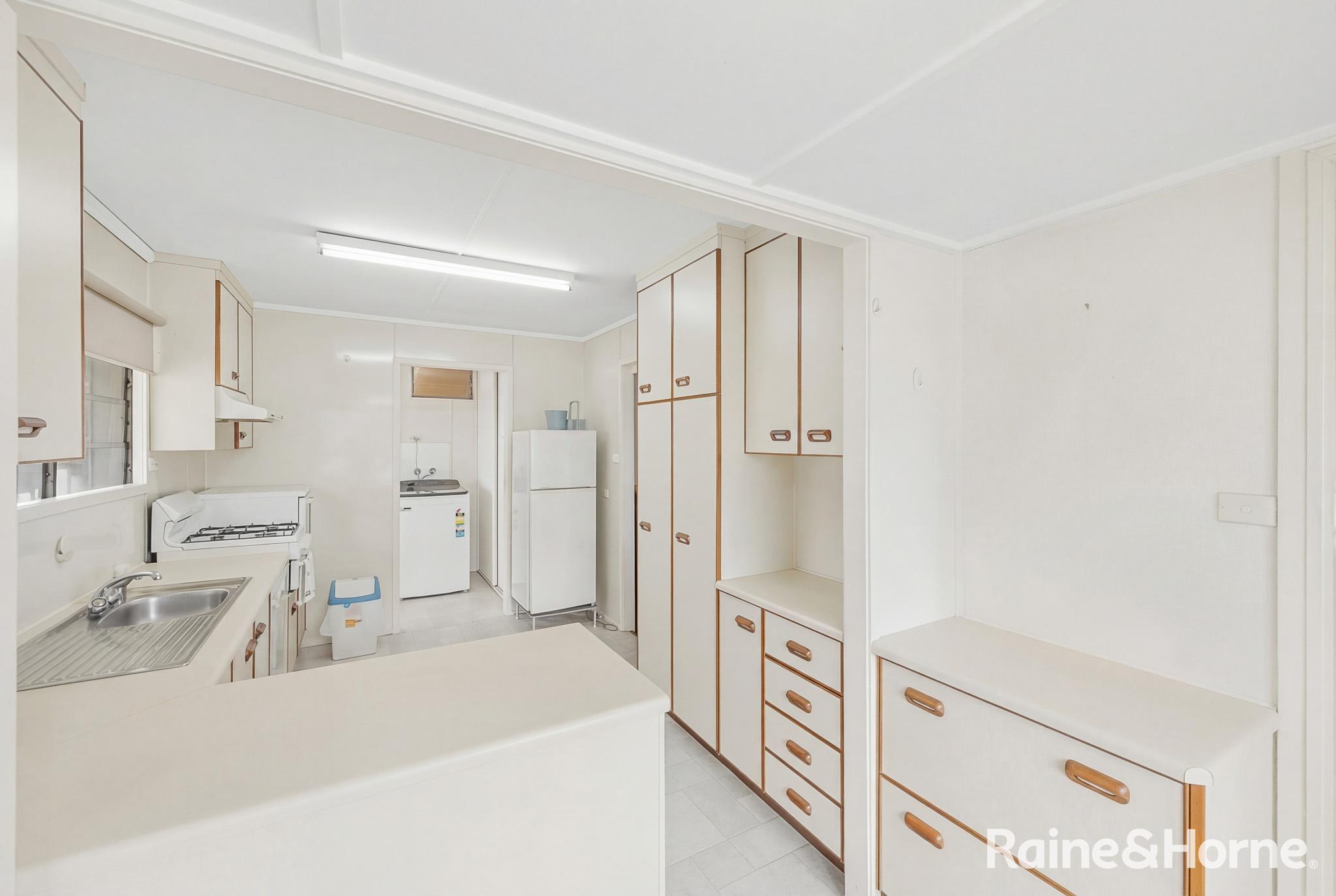 27 HUNTER STREET, West Gladstone QLD 4680 - Image 4