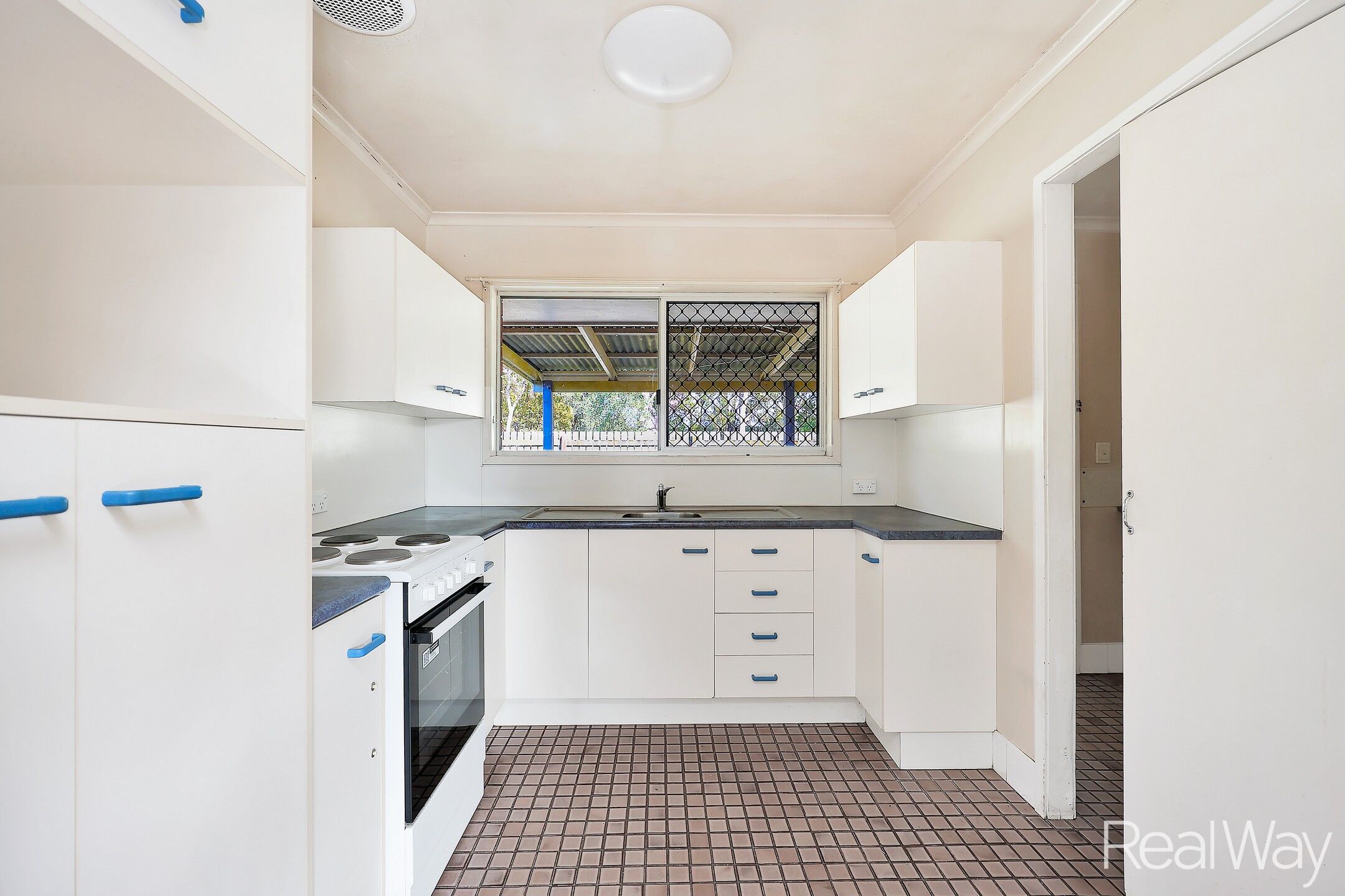 13 SCHOCH STREET, Avenell Heights QLD 4670 - Image 9