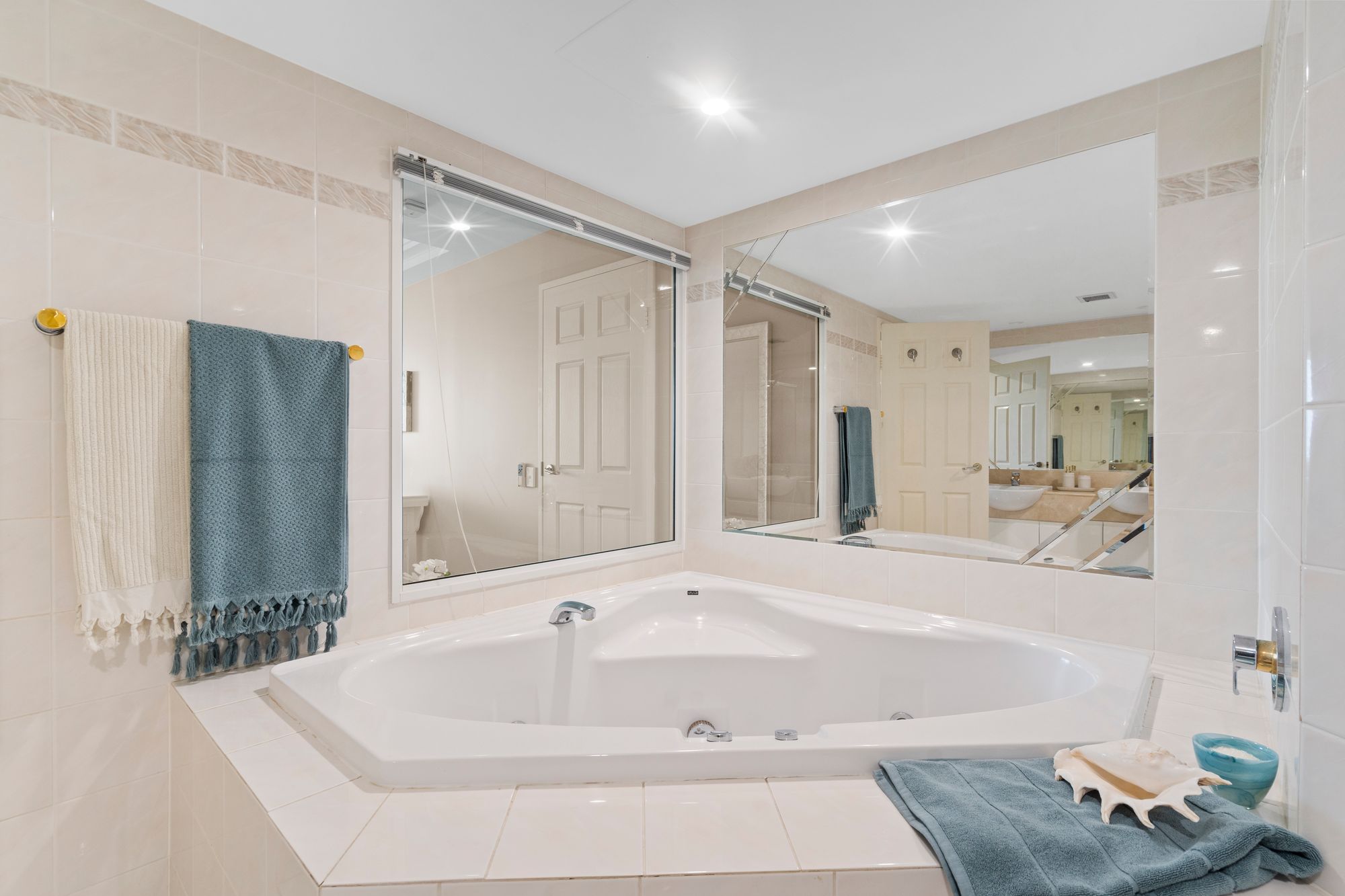 18 177 OLD BURLEIGH ROAD, BROADBEACH QLD 4218 - Image 8