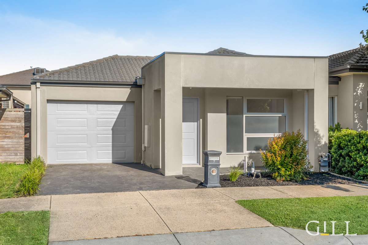 7 BARCELONA AVENUE, Clyde North VIC 3978 - Image 2
