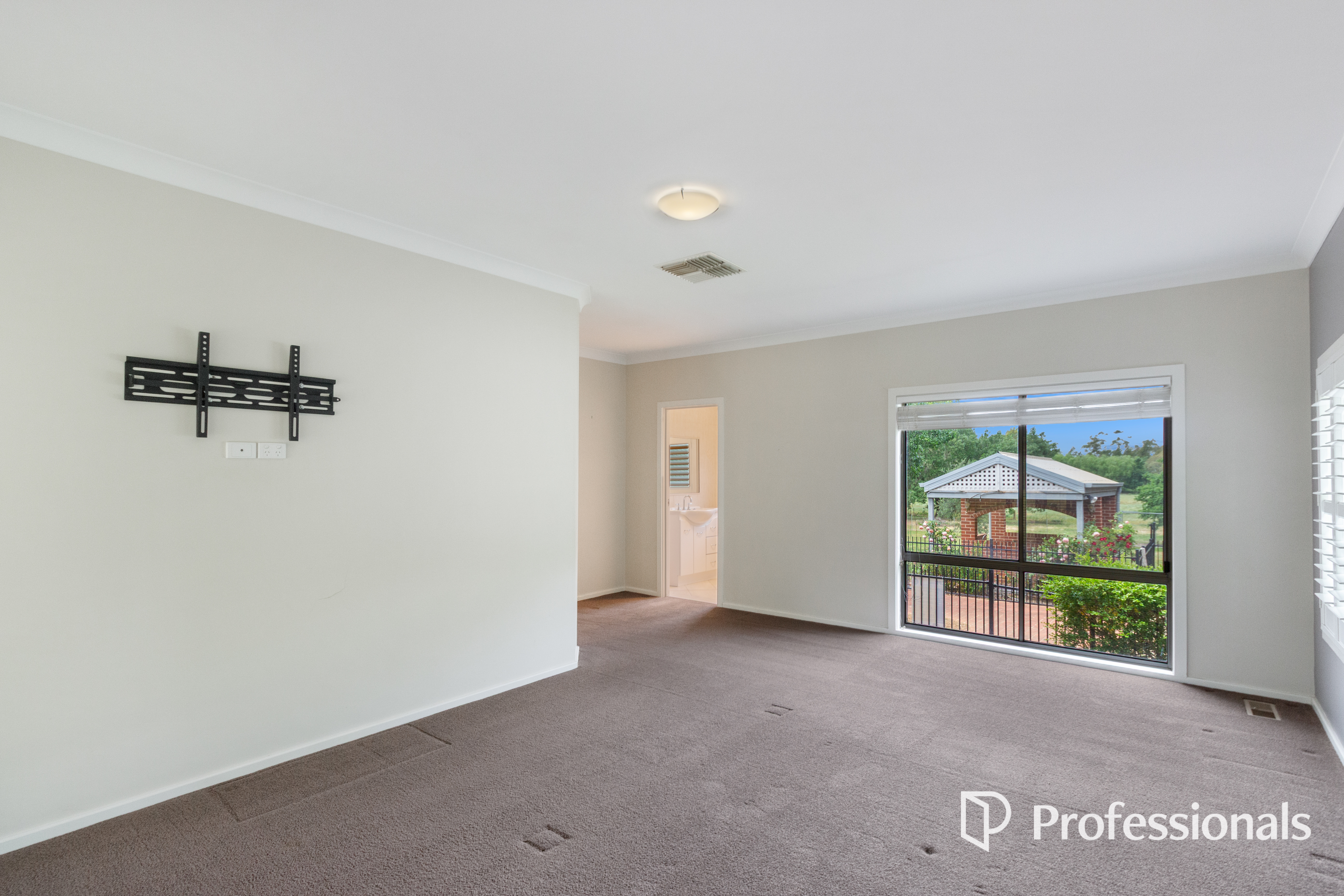 6-bedroom house at 543 Kooringal Road, Lake Albert, NSW 2650, Wagga Wagga, New South Wales