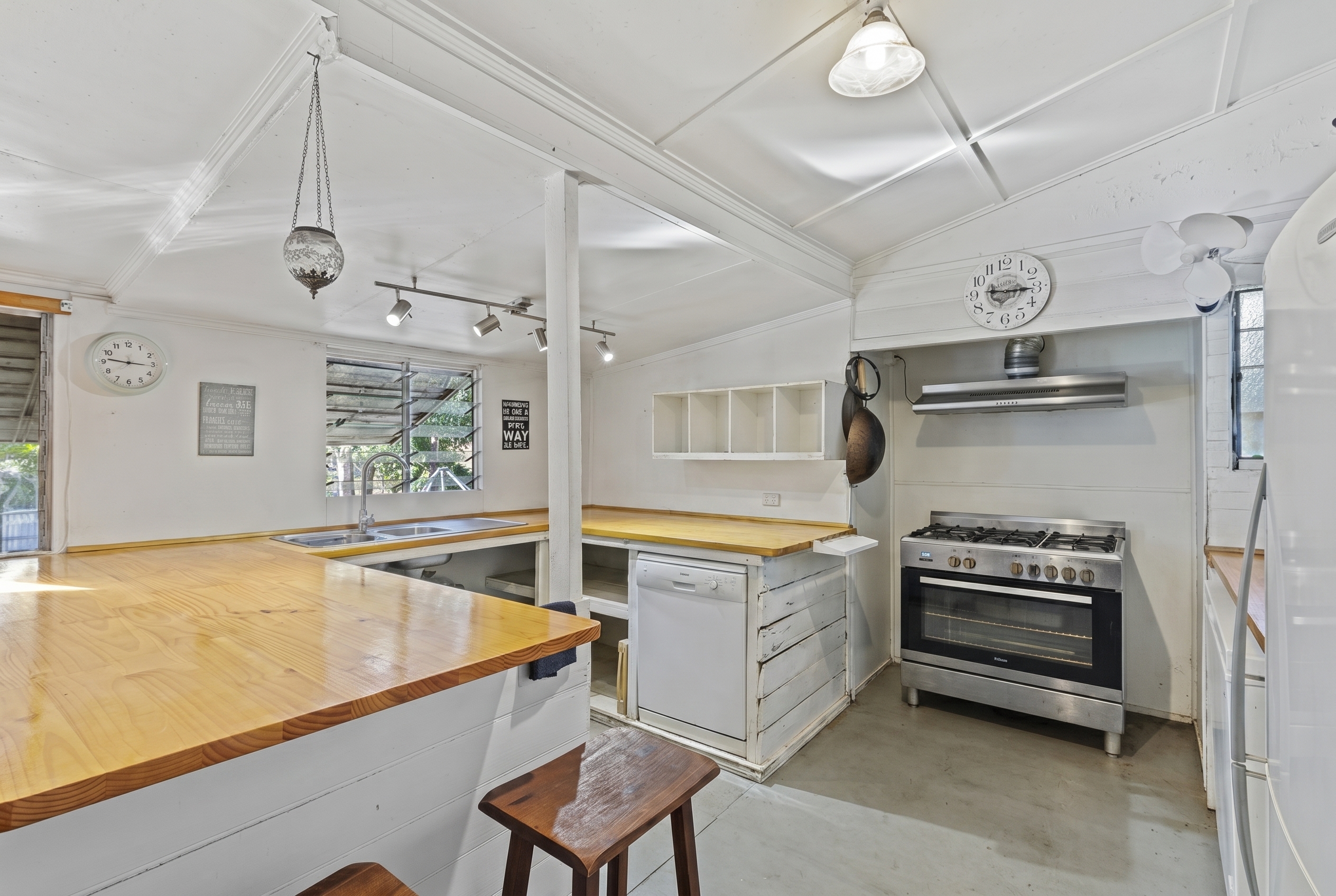 55 JAMES STREET, Mount Morgan QLD 4714 - Image 2