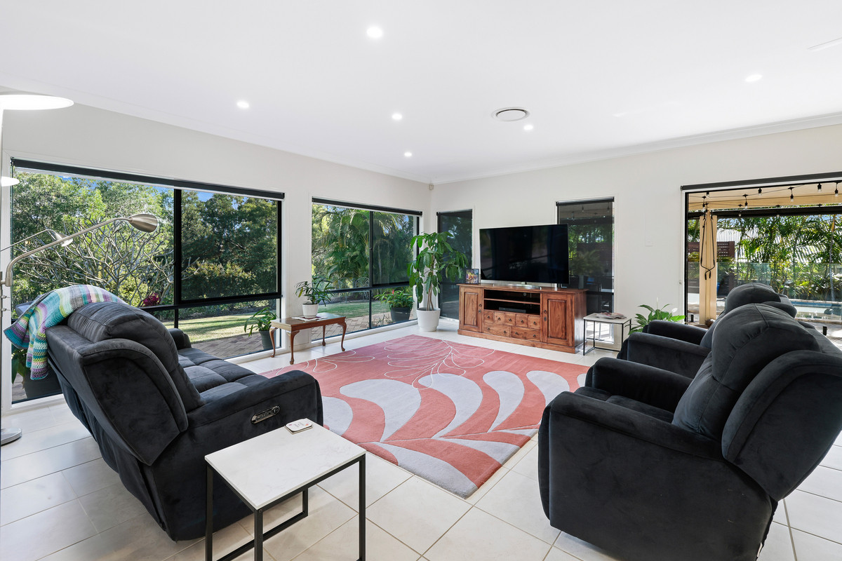8 HUXLEY COURT, Pacific Pines QLD 4211 - Image 8