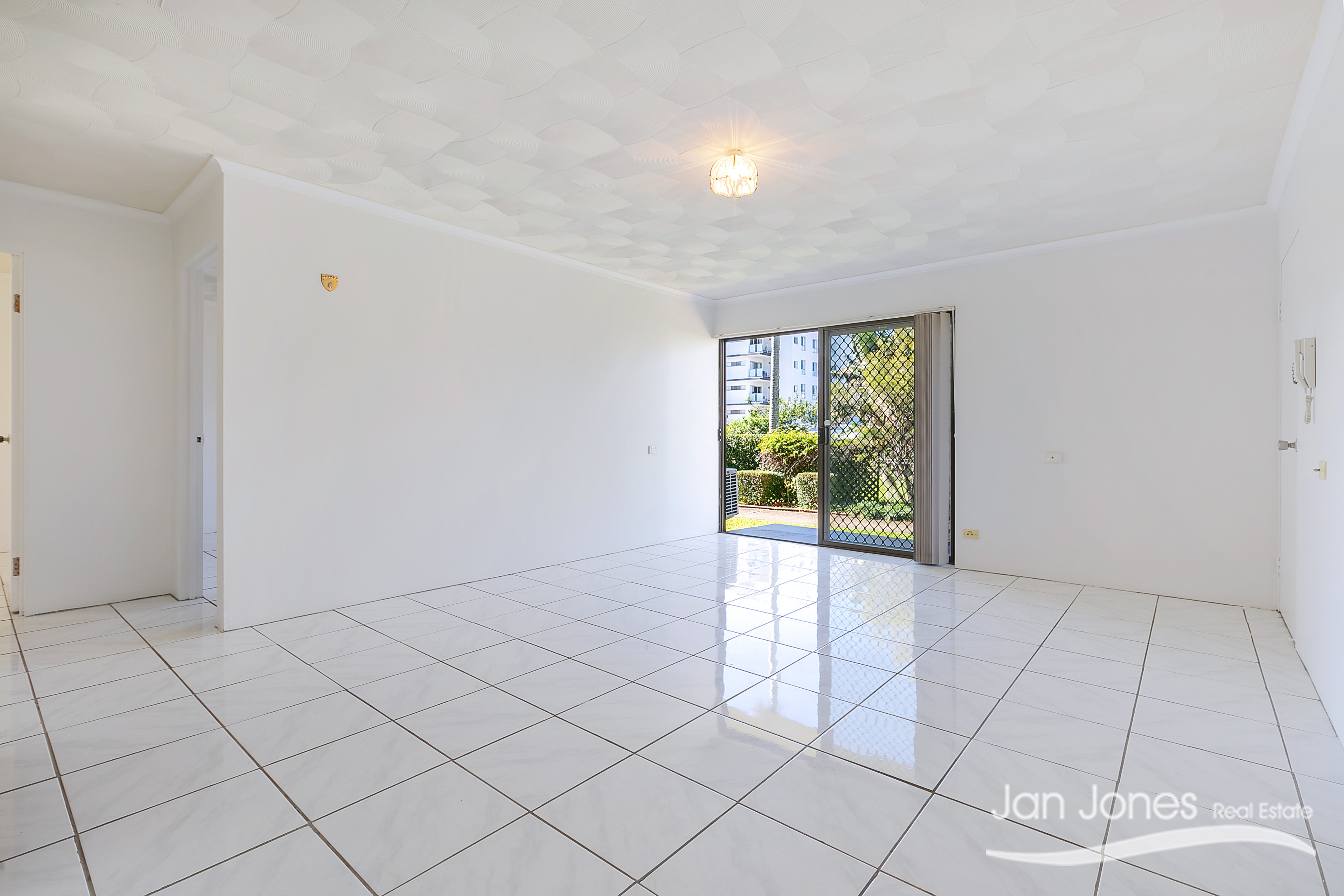 2 8 JEFFREY STREET, REDCLIFFE QLD 4020 - Image 4
