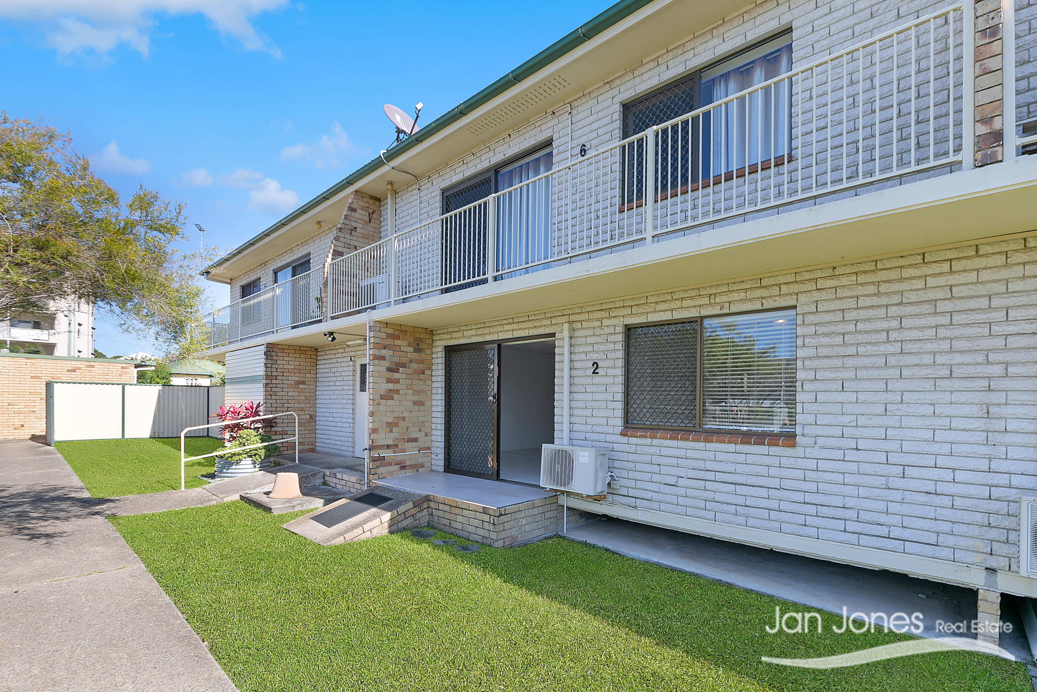 2 8 JEFFREY STREET, REDCLIFFE QLD 4020 - Image 1