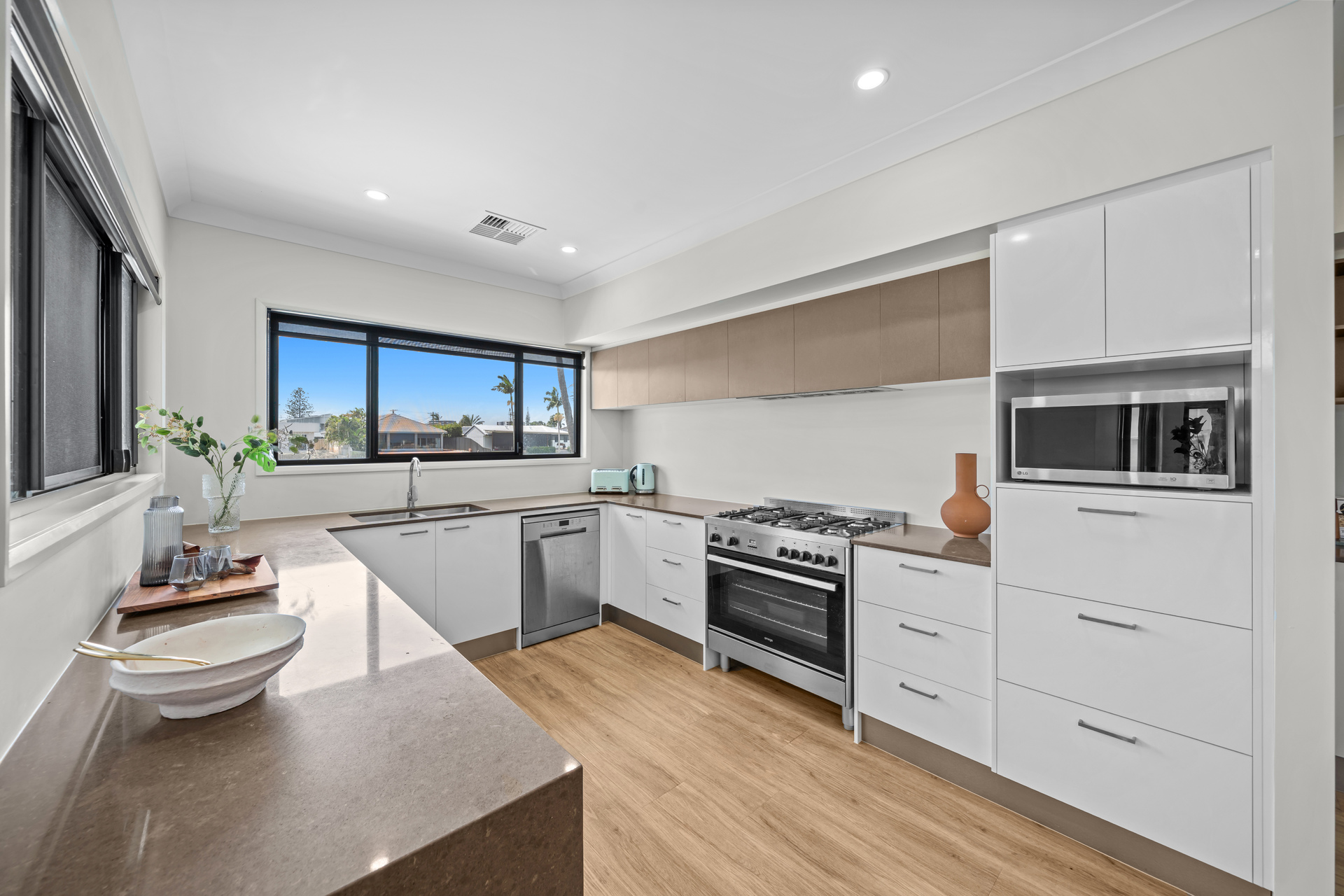 162 Sunshine Boulevard, Mermaid Waters, QLD 4218 - Image 9