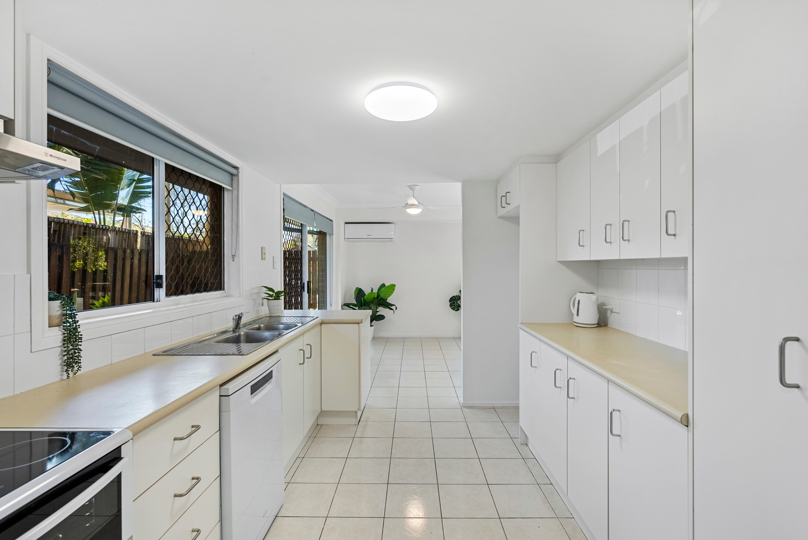 1 11 CUPANIA PLACE, ELANORA QLD 4221 - Image 8