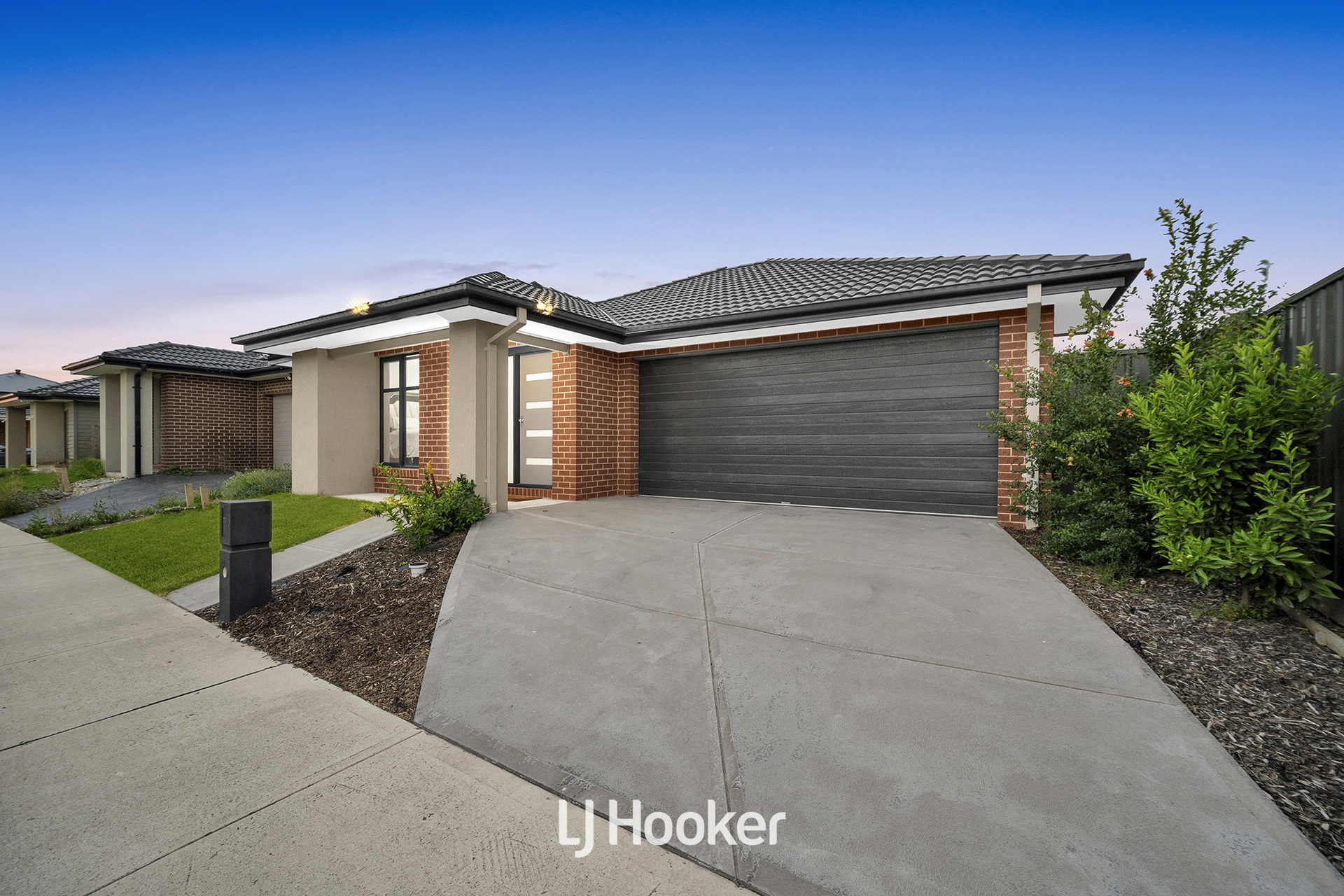 11 Carnelian Circuit, Clyde North, VIC 3978 - Image 3
