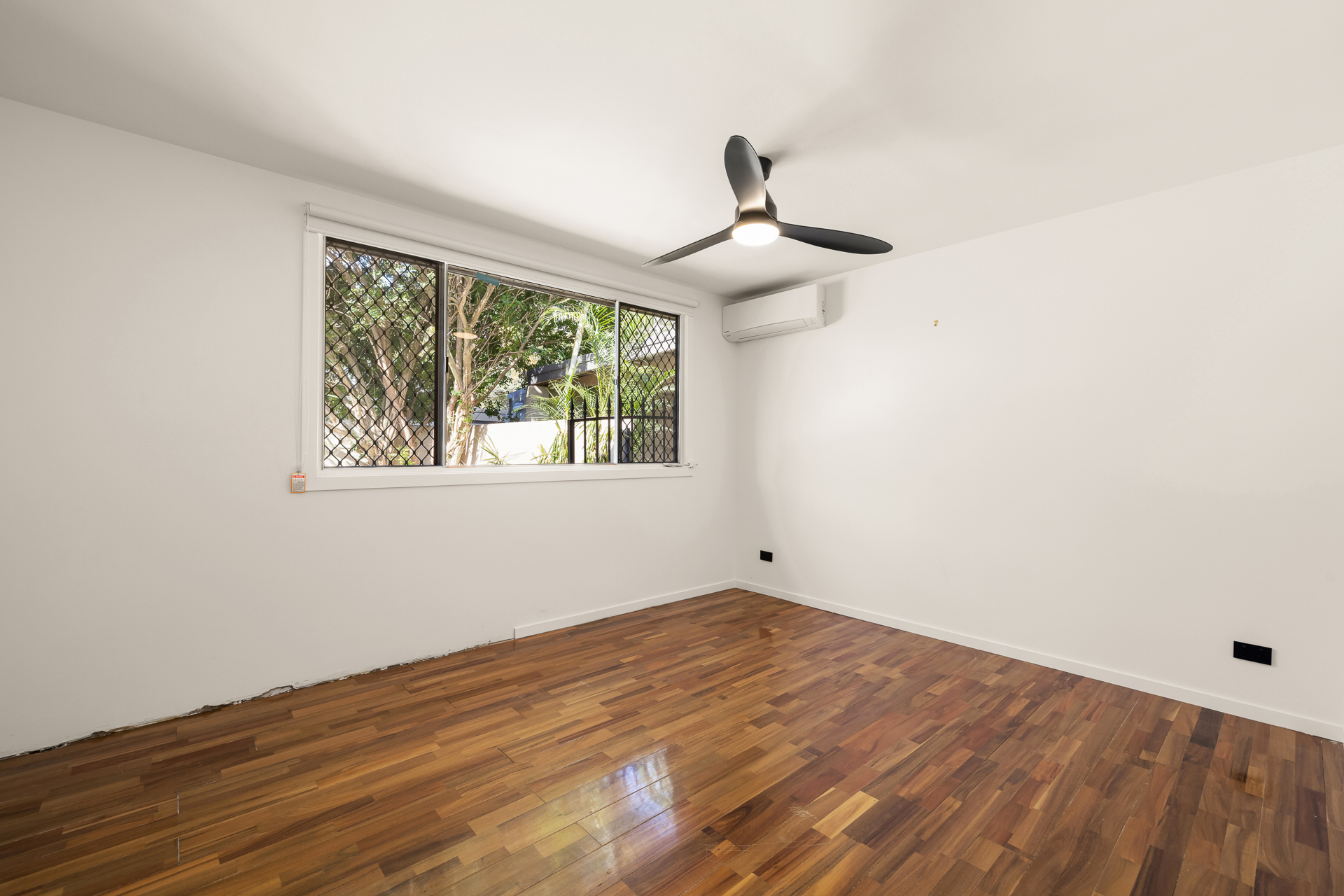 37 Holland Court, Broadbeach Waters, QLD 4218 - Image 9