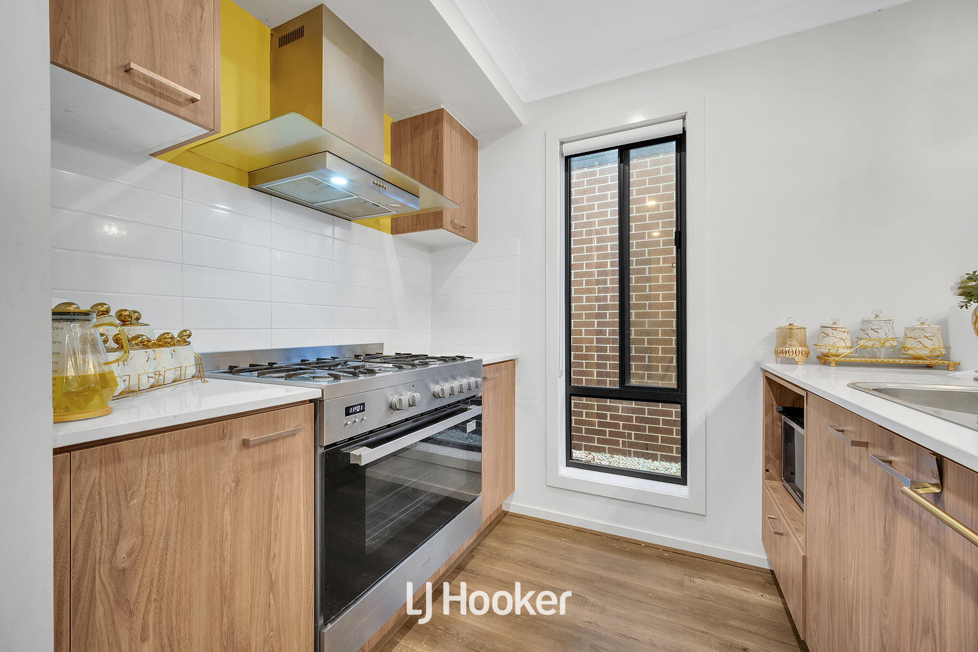 11 Carnelian Circuit, Clyde North, VIC 3978 - Image 8