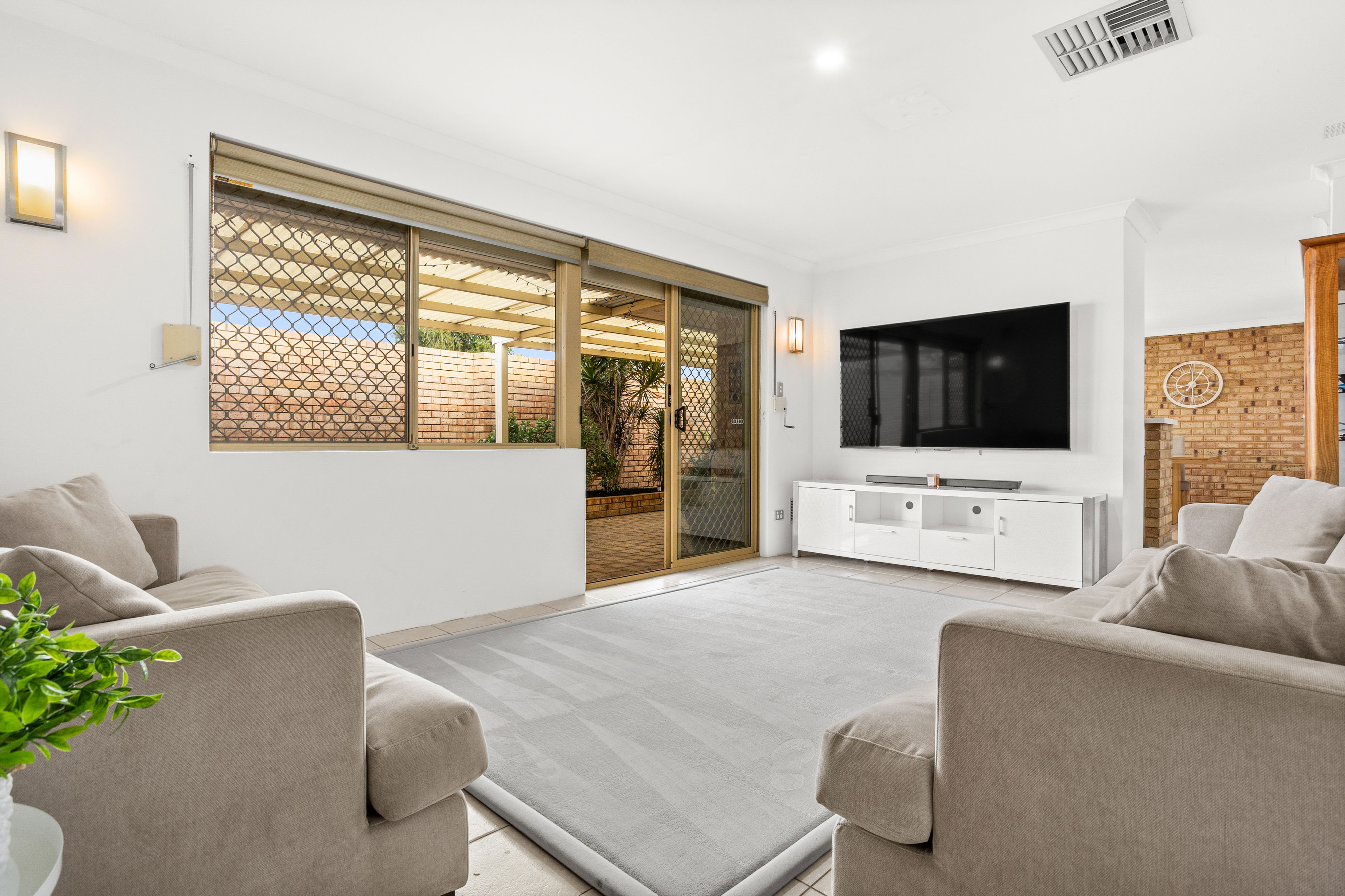 9 6 Lester Drive, Thornlie WA 6108 - Image 2
