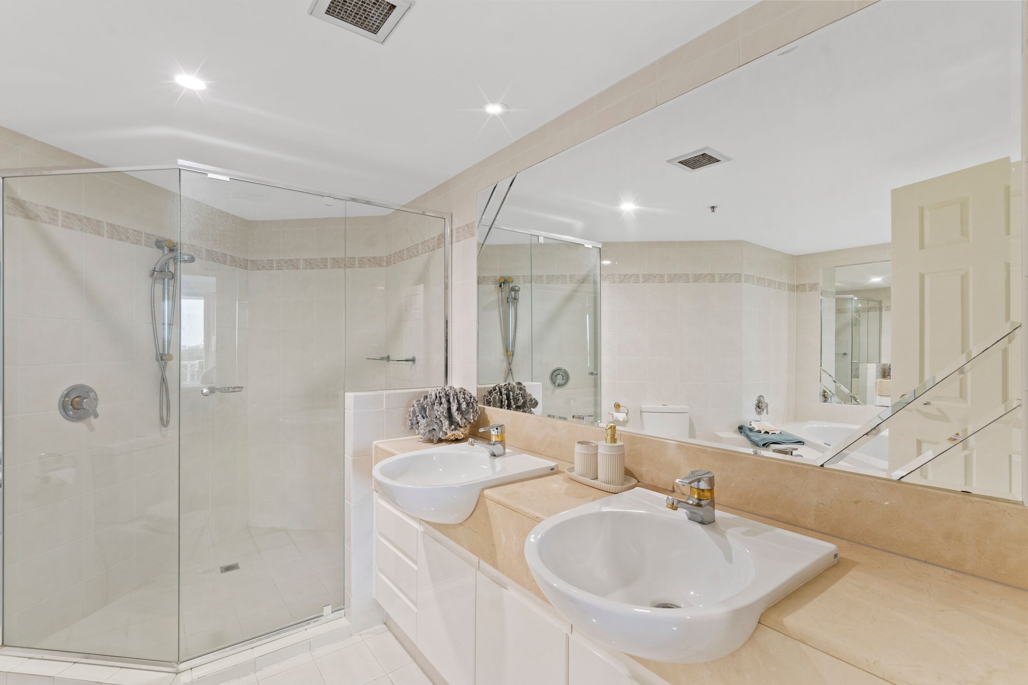 18 177 OLD BURLEIGH ROAD, BROADBEACH QLD 4218 - Image 10