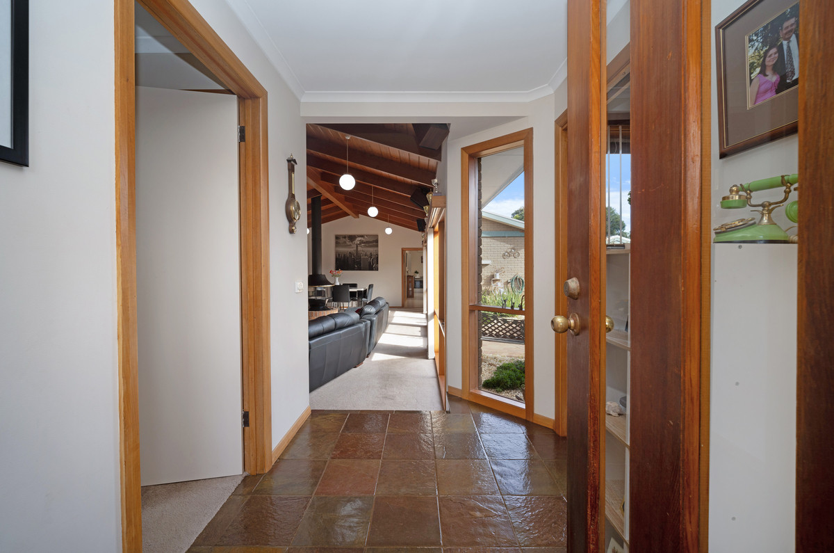 6 Moodie Avenue, Hamilton, Vic, 3300 - Image 2