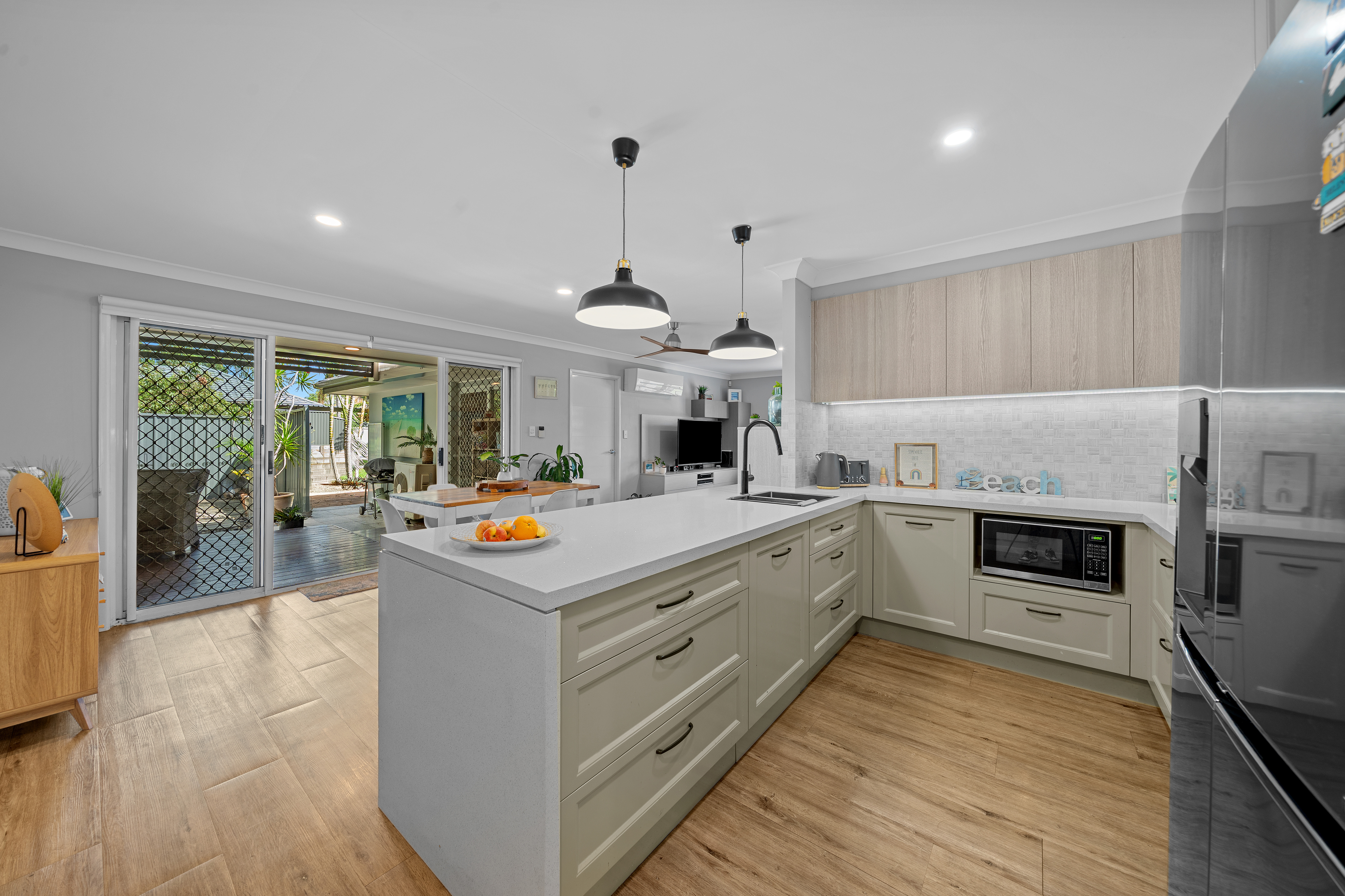 27 SEVILLE CIRCUIT, Burleigh Waters QLD 4220 - Image 4