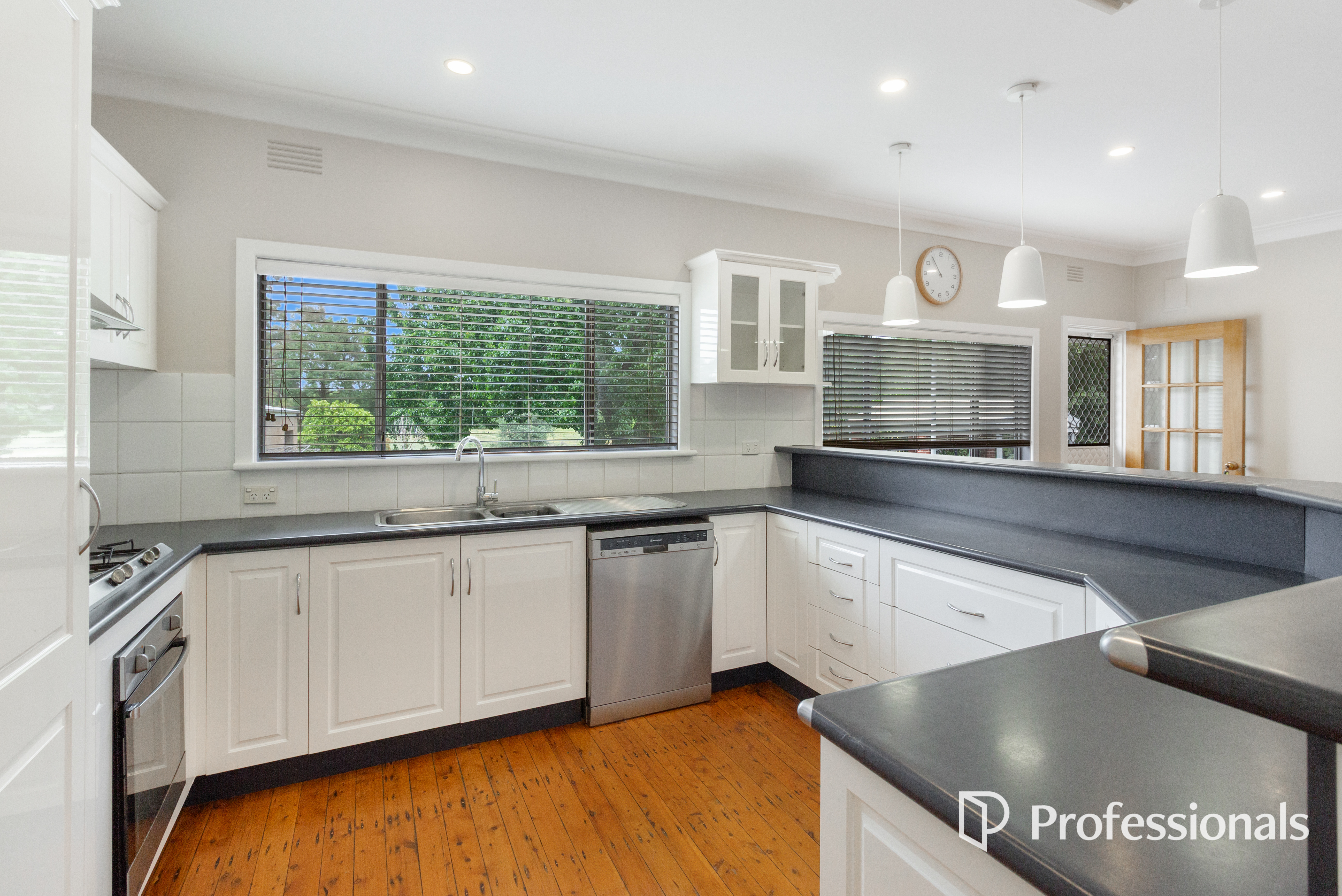 6-bedroom house at 543 Kooringal Road, Lake Albert, NSW 2650, Wagga Wagga, New South Wales