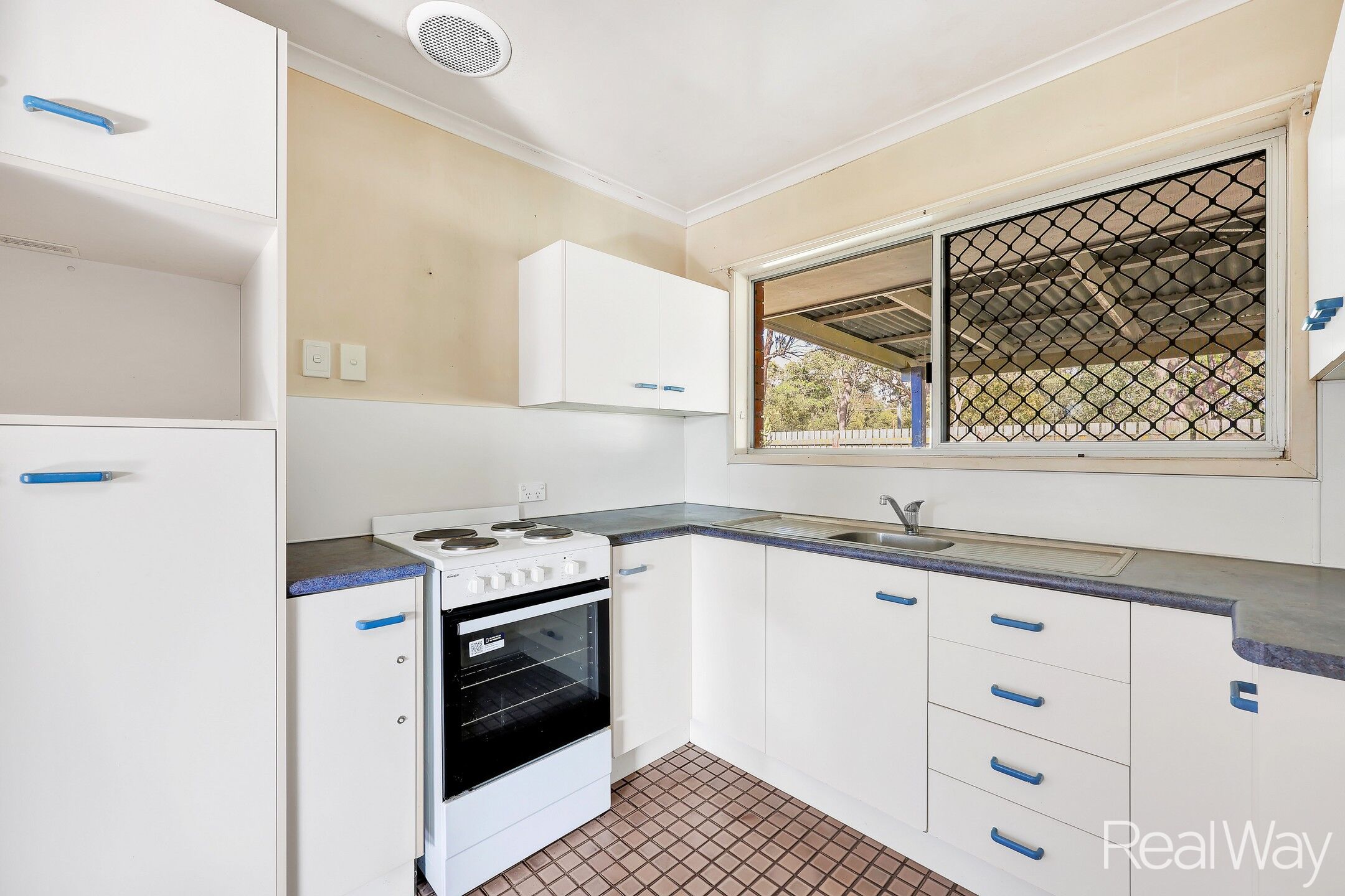 13 SCHOCH STREET, Avenell Heights QLD 4670 - Image 8