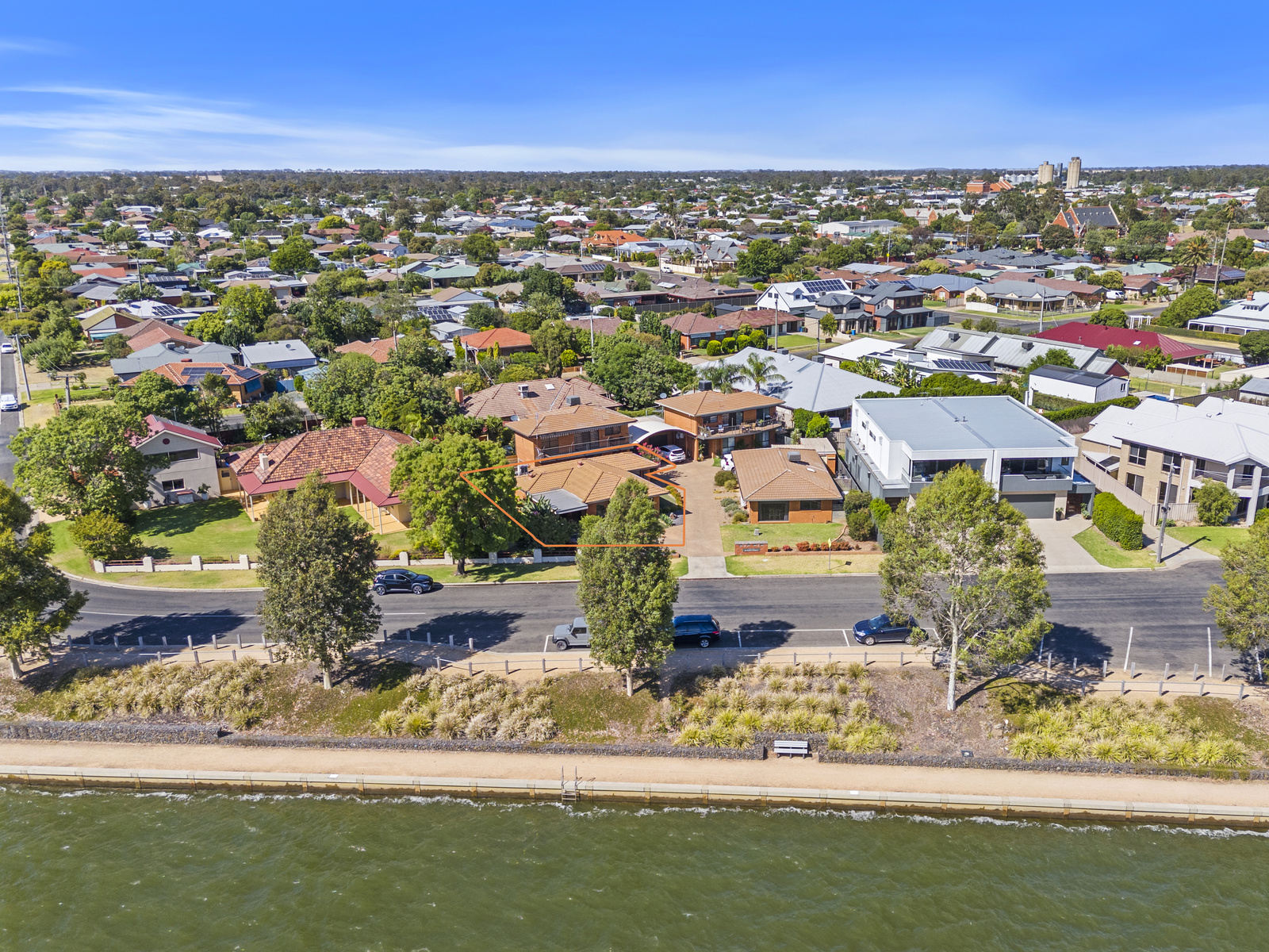 3-bedroom unit at 2 35 BANK STREET, YARRAWONGA VIC 3730, Moira, Victoria
