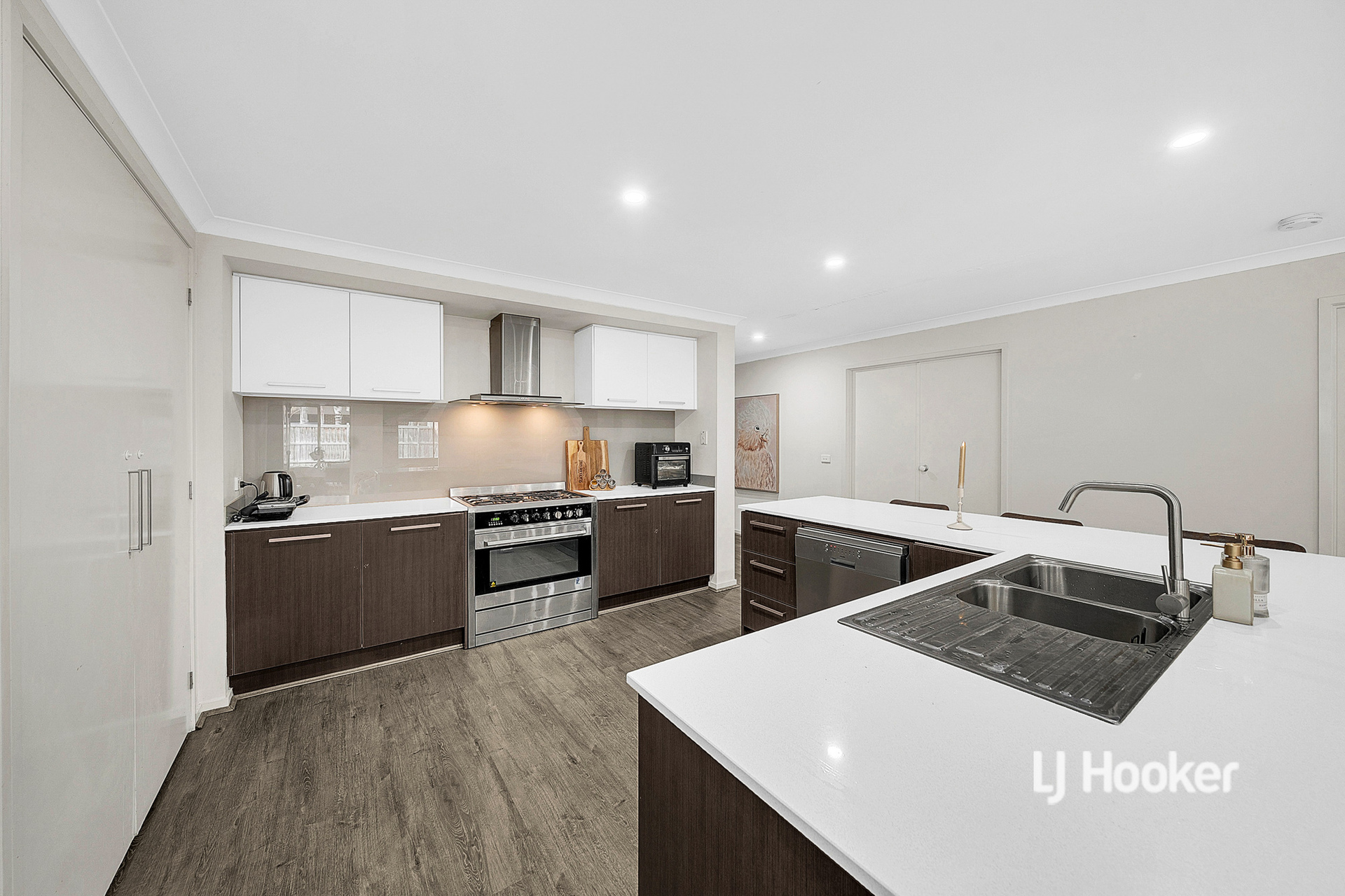 27 DAN MORGAN DRIVE, Cranbourne East VIC 3977 - Image 4