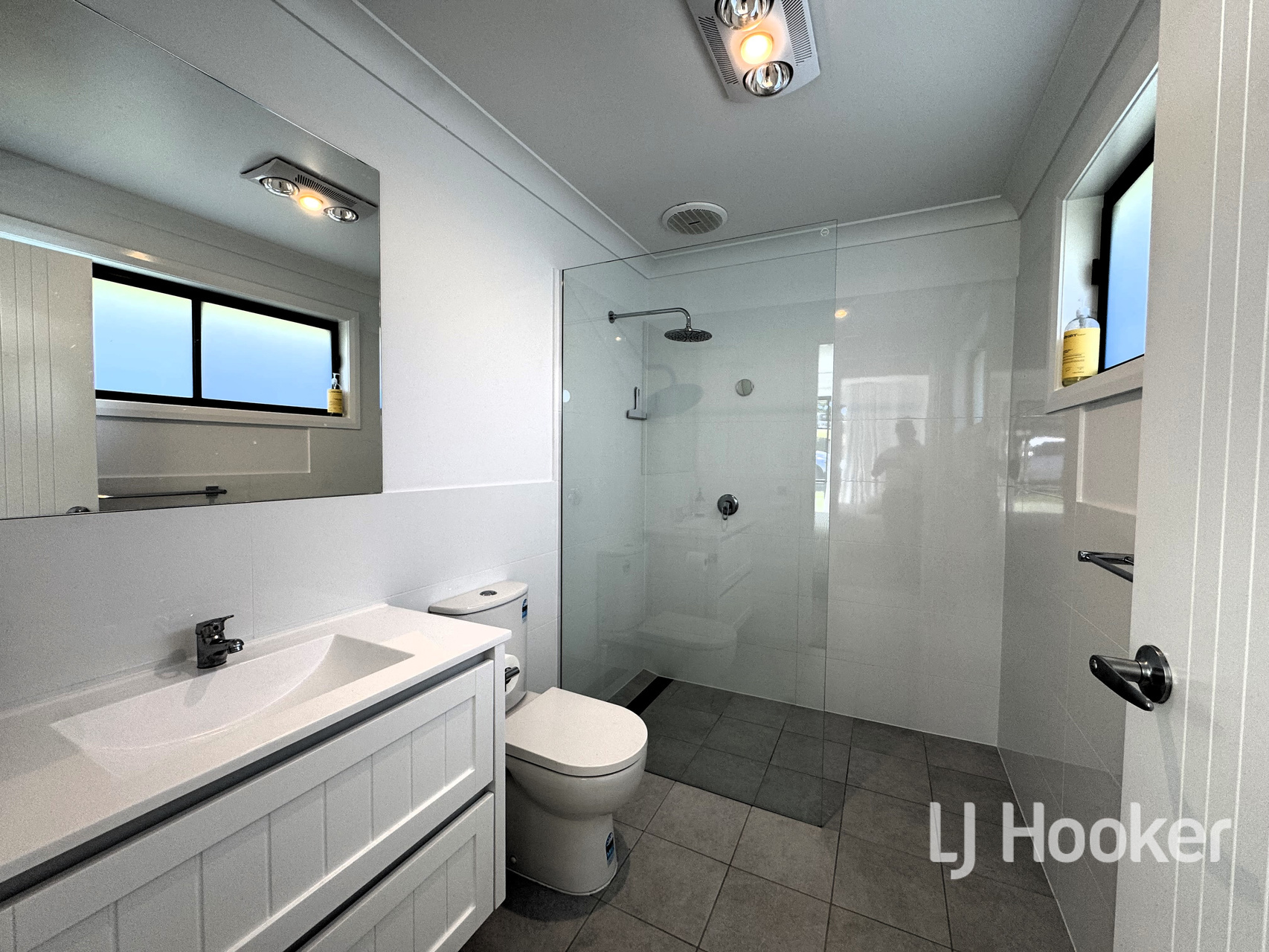 6-bedroom unit at 102 MOORE STREET, Inverell NSW 2360, Inverell, New South Wales