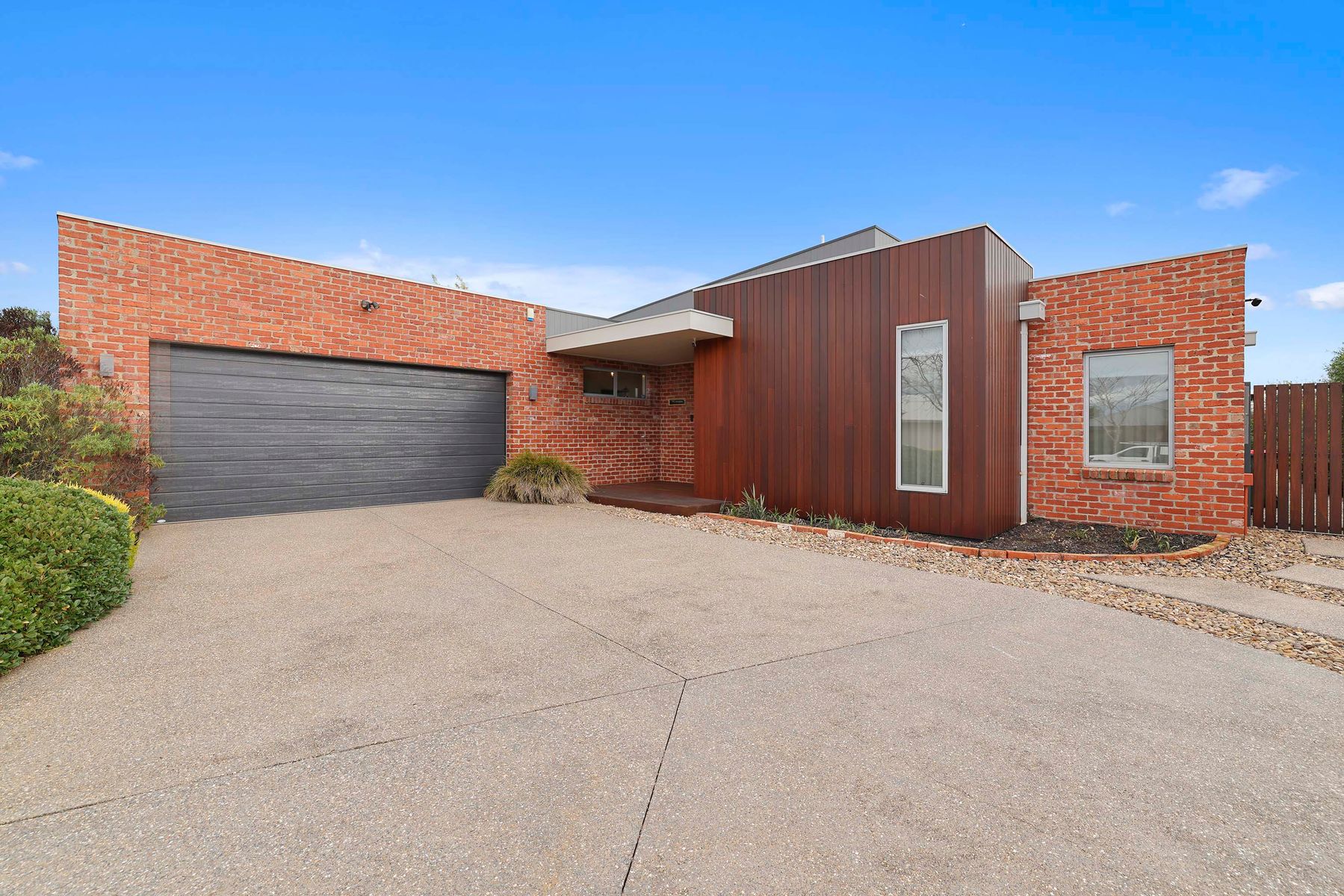21 Ashdown Drive, Warragul, VIC 3820 - Image 2