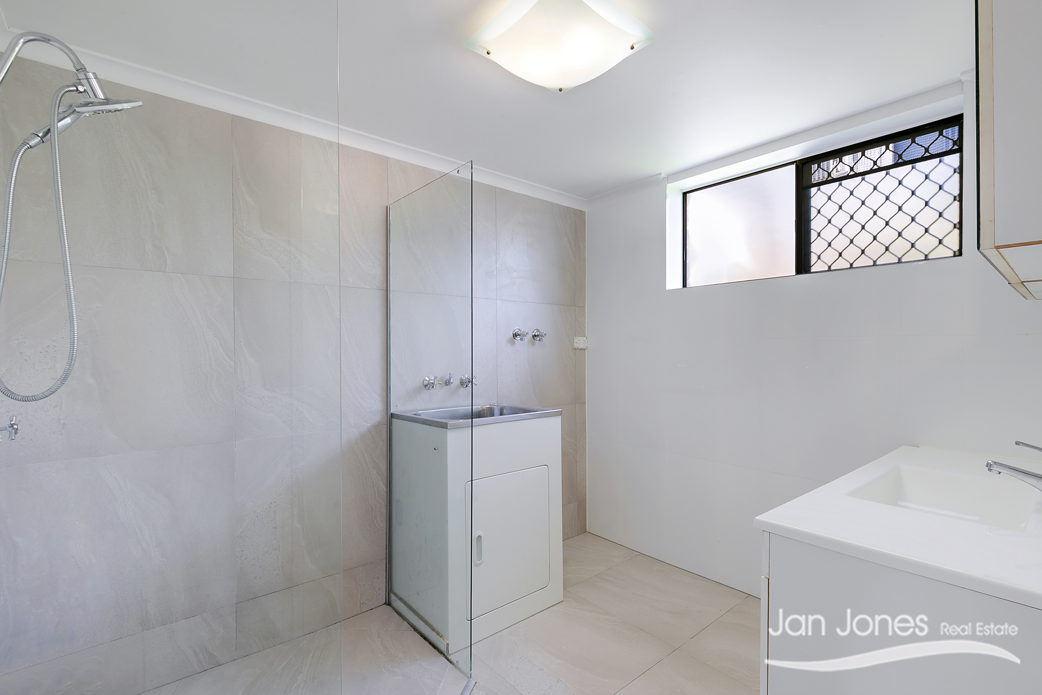2 8 JEFFREY STREET, REDCLIFFE QLD 4020 - Image 6