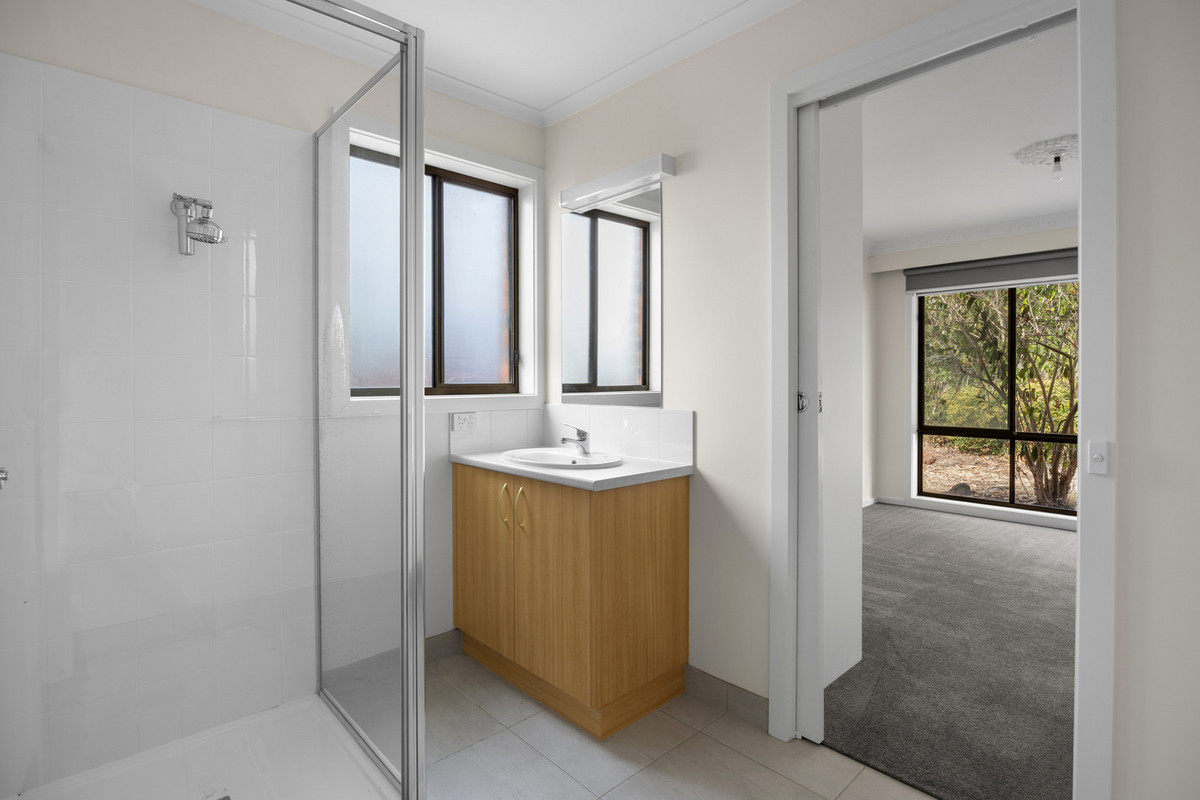 2-bedroom unit at 3/174 Coleraine Road, Hamilton, VIC 3300, Southern Grampians, Victoria