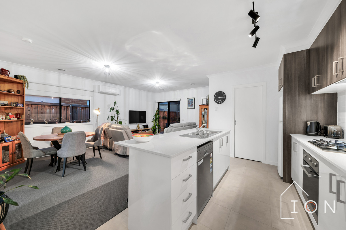 20 Mare Close, Cranbourne East, VIC 3977 - Image 2
