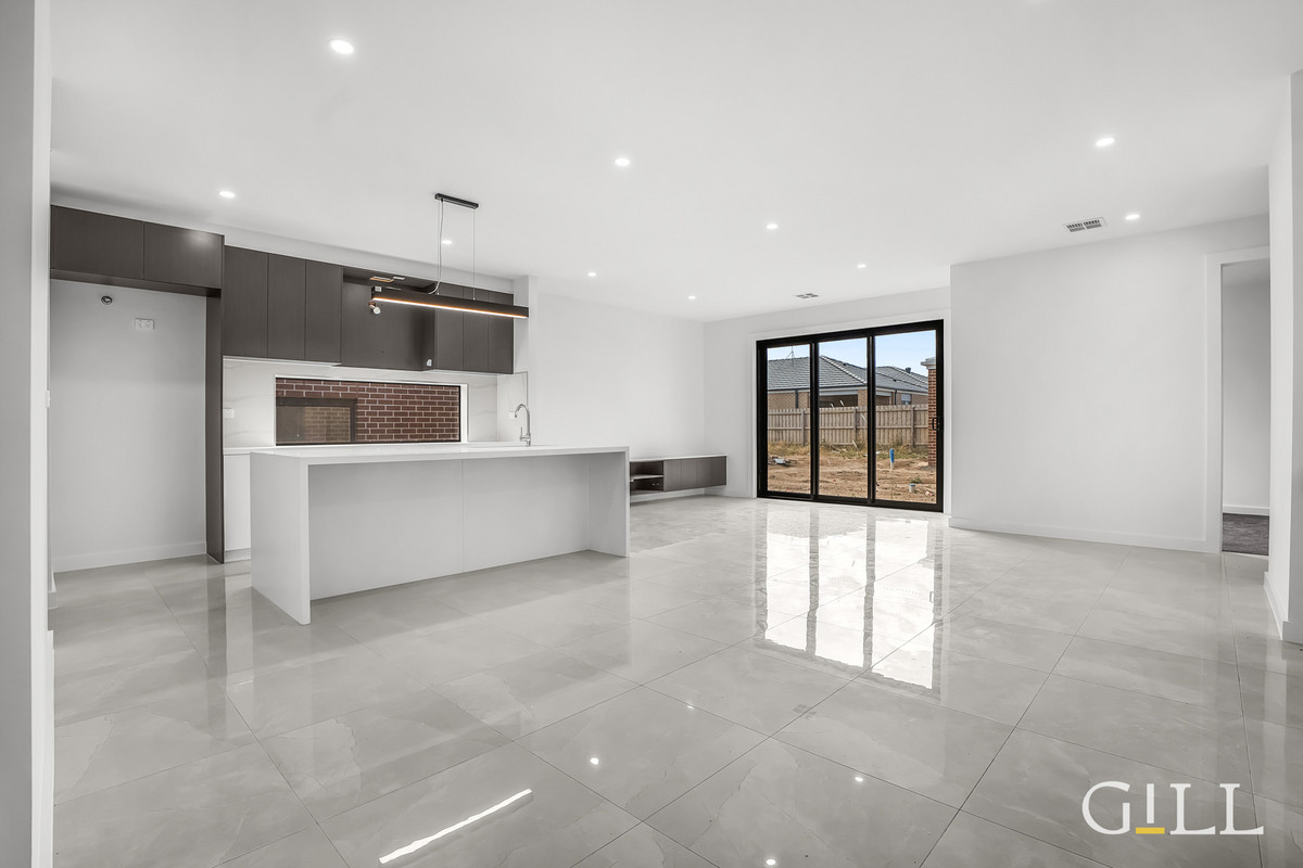 43 Villa Doria Drive, Clyde North, Vic, 3978 - Image 2