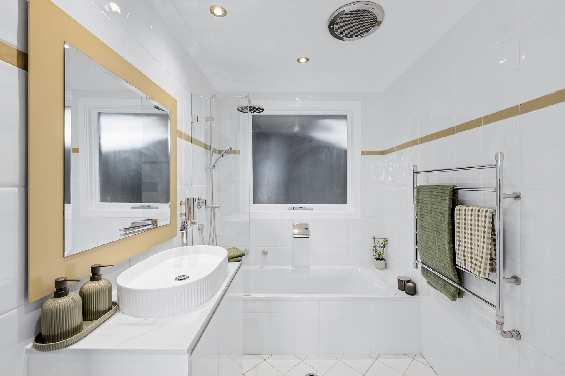 4-bedroom house at 190 RIVERVIEW ROAD, Avalon Beach NSW 2107, Northern Beaches, New South Wales