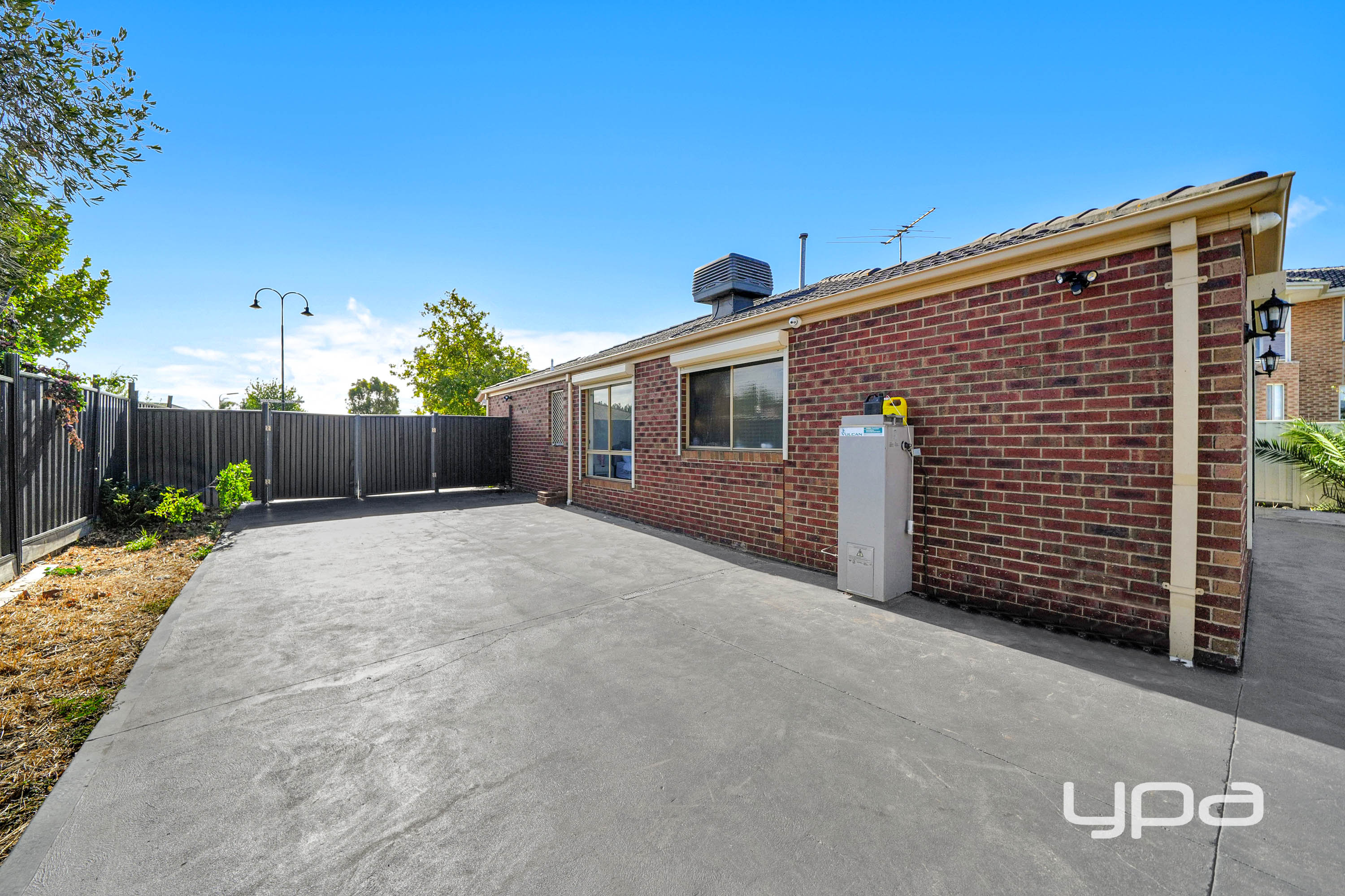 3-bedroom house at 34 LOCKWOOD DRIVE, Roxburgh Park VIC 3064, Hume, Victoria