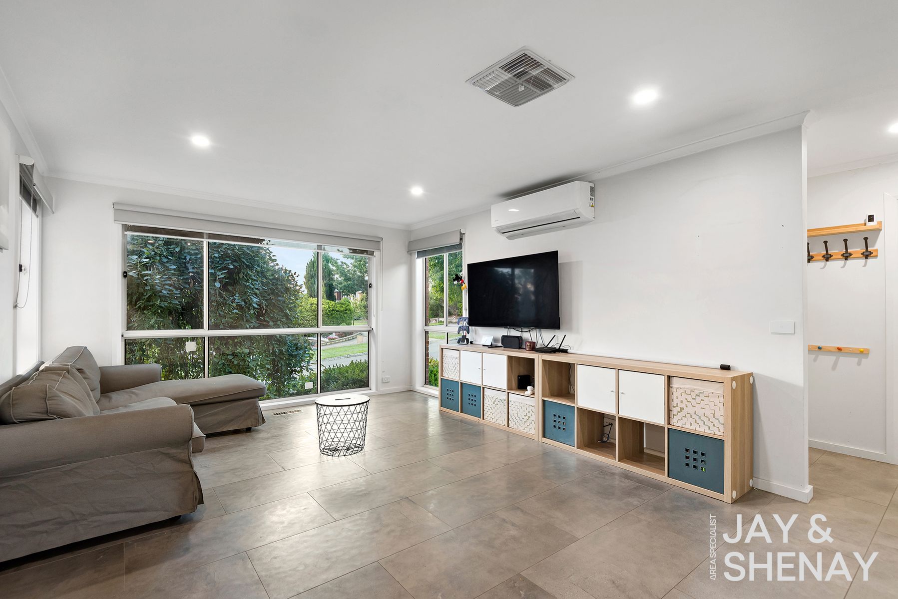 3-bedroom house at 130 GLENEAGLES DRIVE, Endeavour Hills VIC 3802, Casey, Victoria