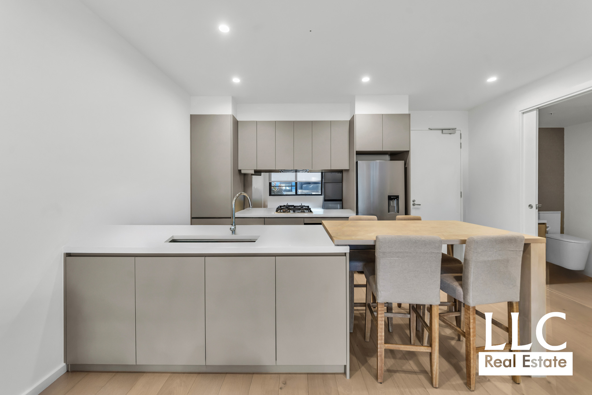 211/162 Whitehorse Road, Blackburn, Vic, 3130 - Image 4
