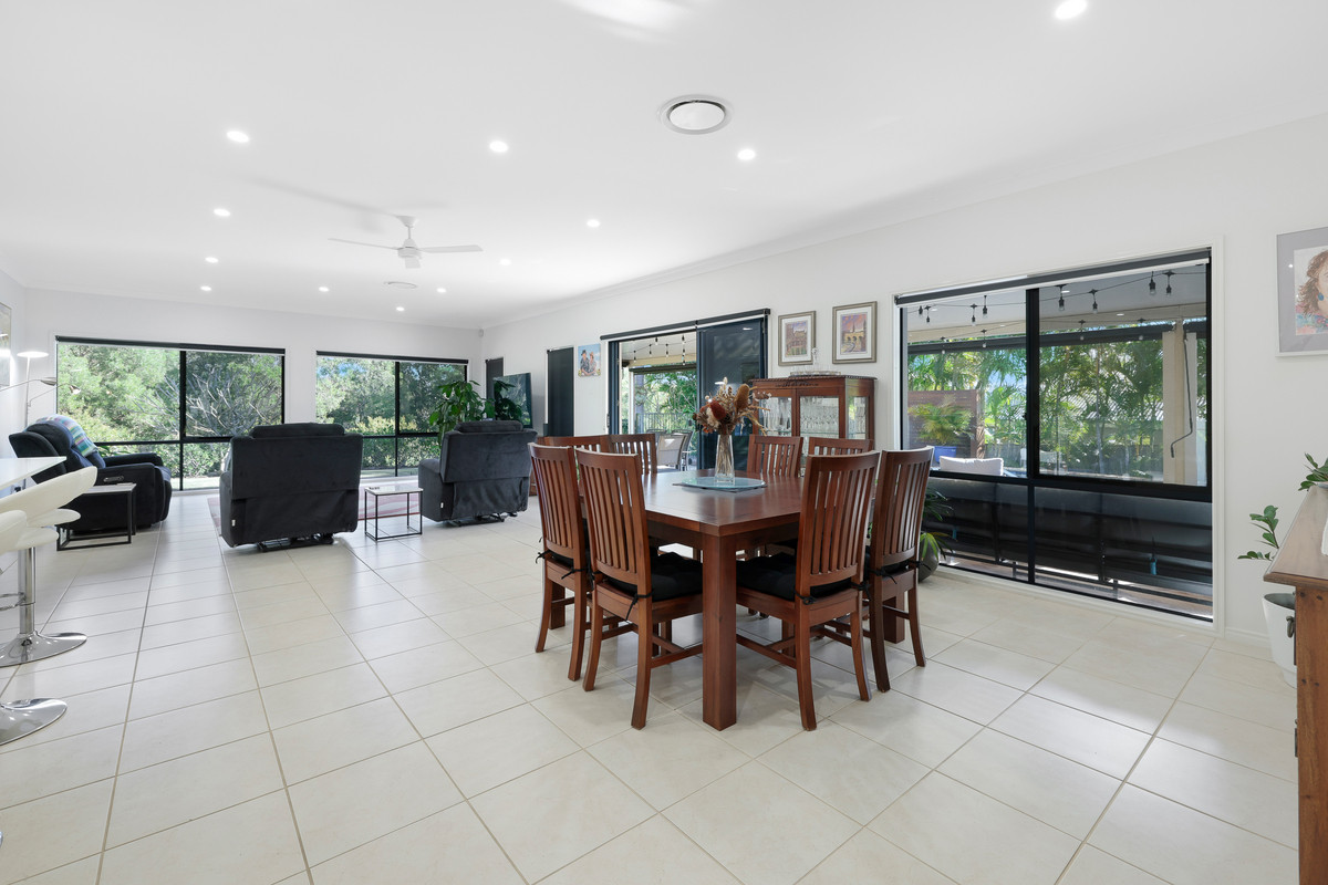 8 HUXLEY COURT, Pacific Pines QLD 4211 - Image 9