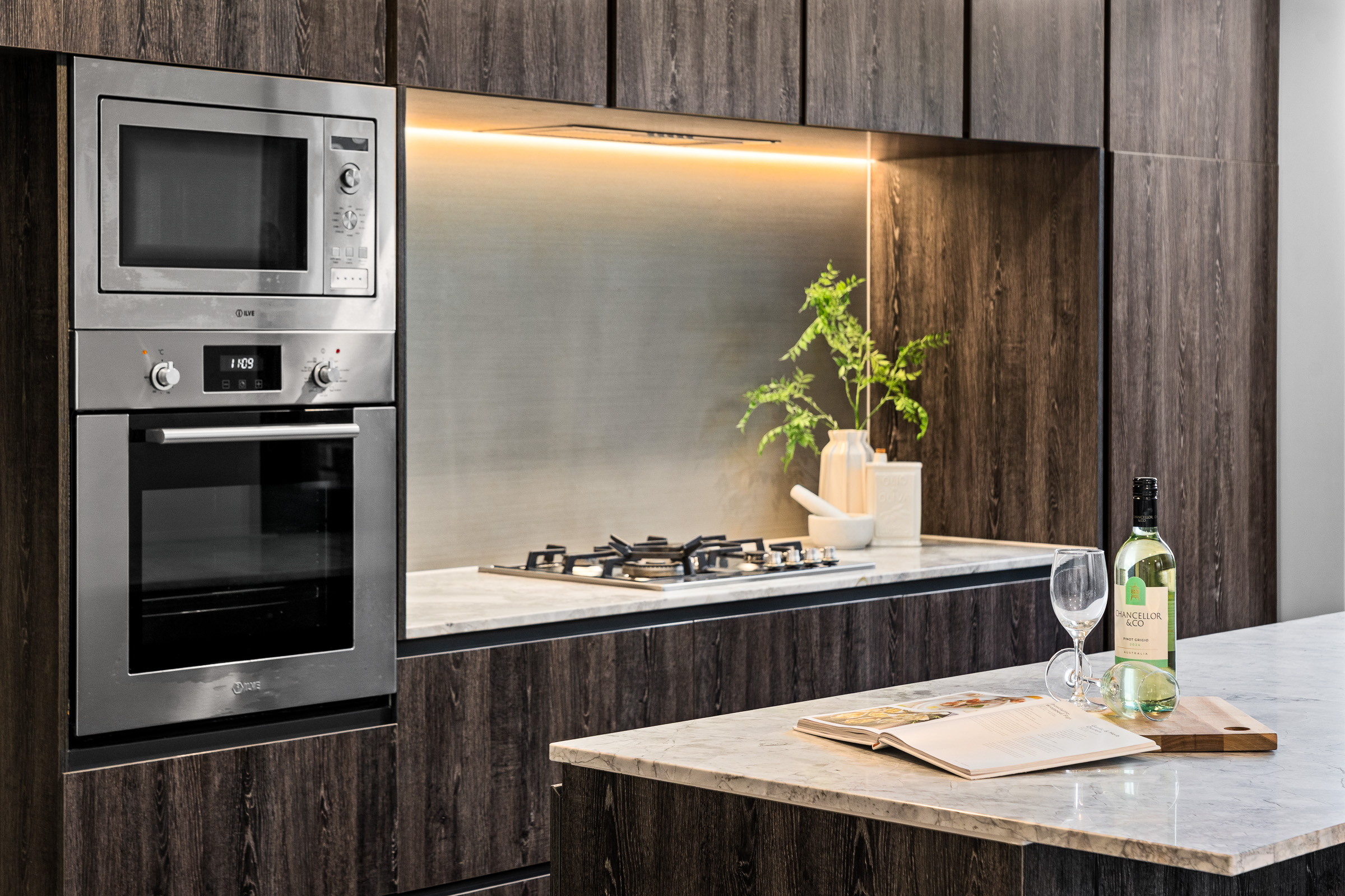 APARTMENT 215 27 COMMERCIAL ROAD, NEWSTEAD QLD 4006 - Image 4