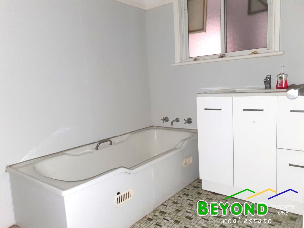 6 Strickland Street, Gilgandra, NSW 2827 - Image 8