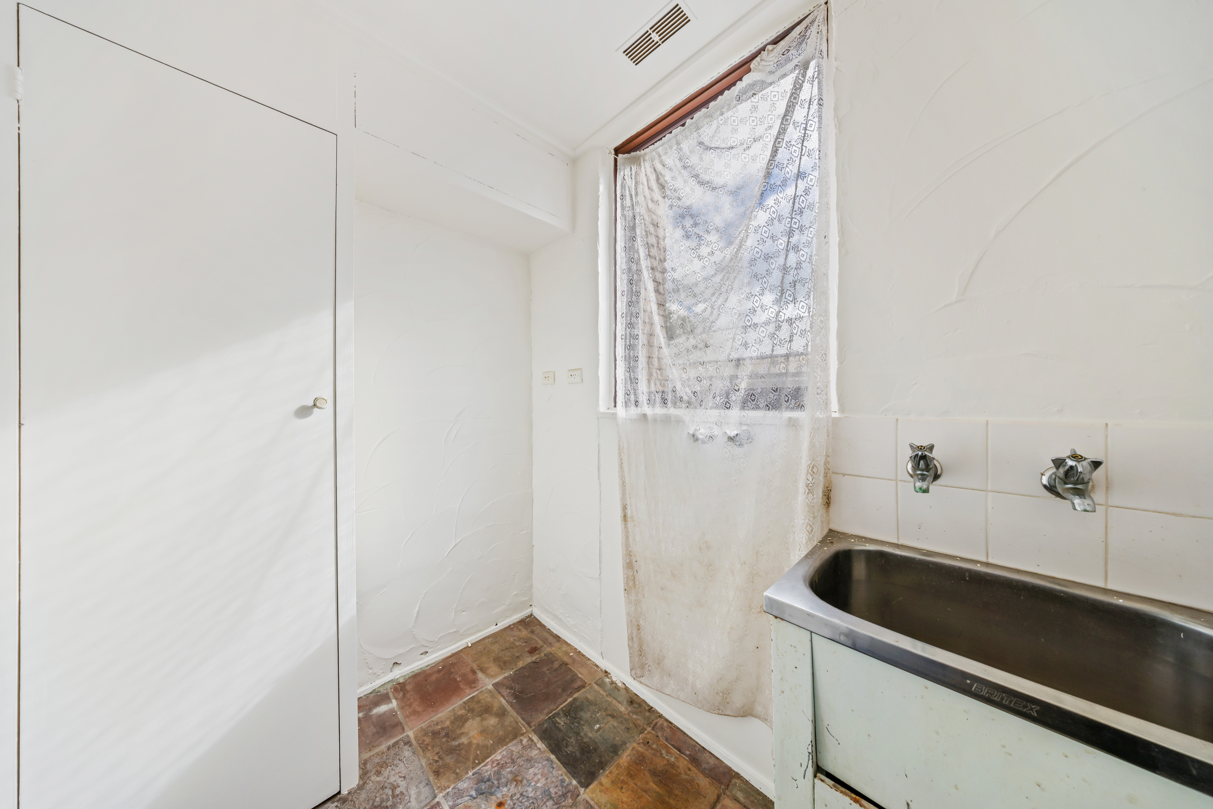 1-bedroom unit at 16 495 RAYMOND STREET, SALE VIC 3850, Wellington, Victoria