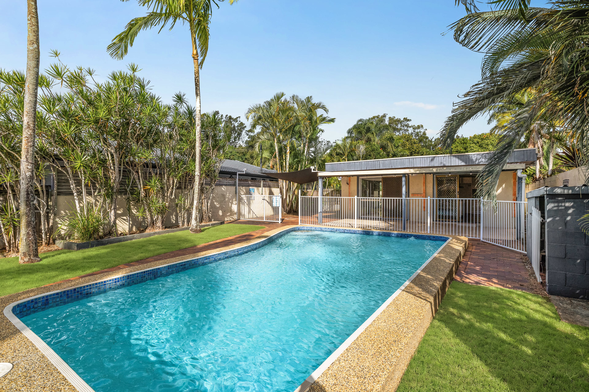37 Holland Court, Broadbeach Waters, QLD 4218 - Image 3