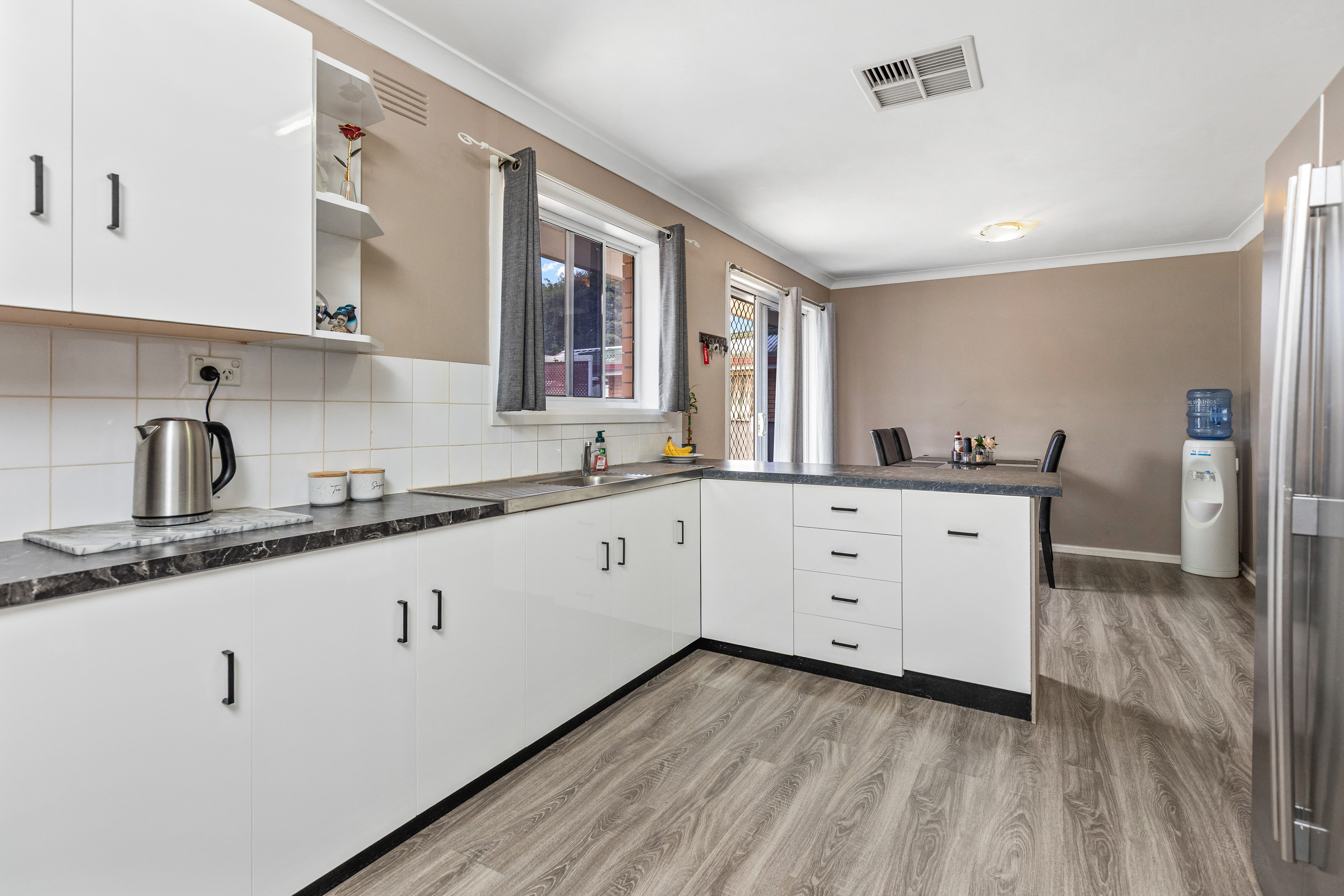 19 NIXON CRESCENT, Tolland NSW 2650 - Image 4