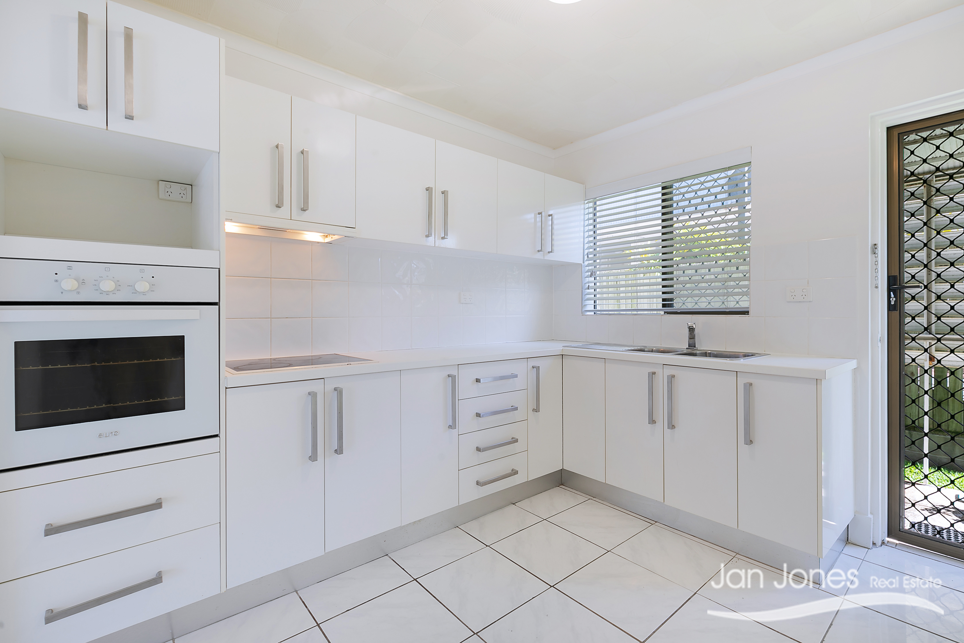 2 8 JEFFREY STREET, REDCLIFFE QLD 4020 - Image 5