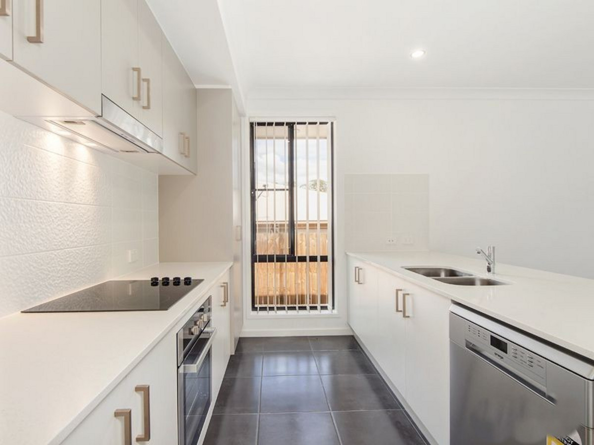 10 ARBURRY CRESCENT, Brassall QLD 4305 - Image 4