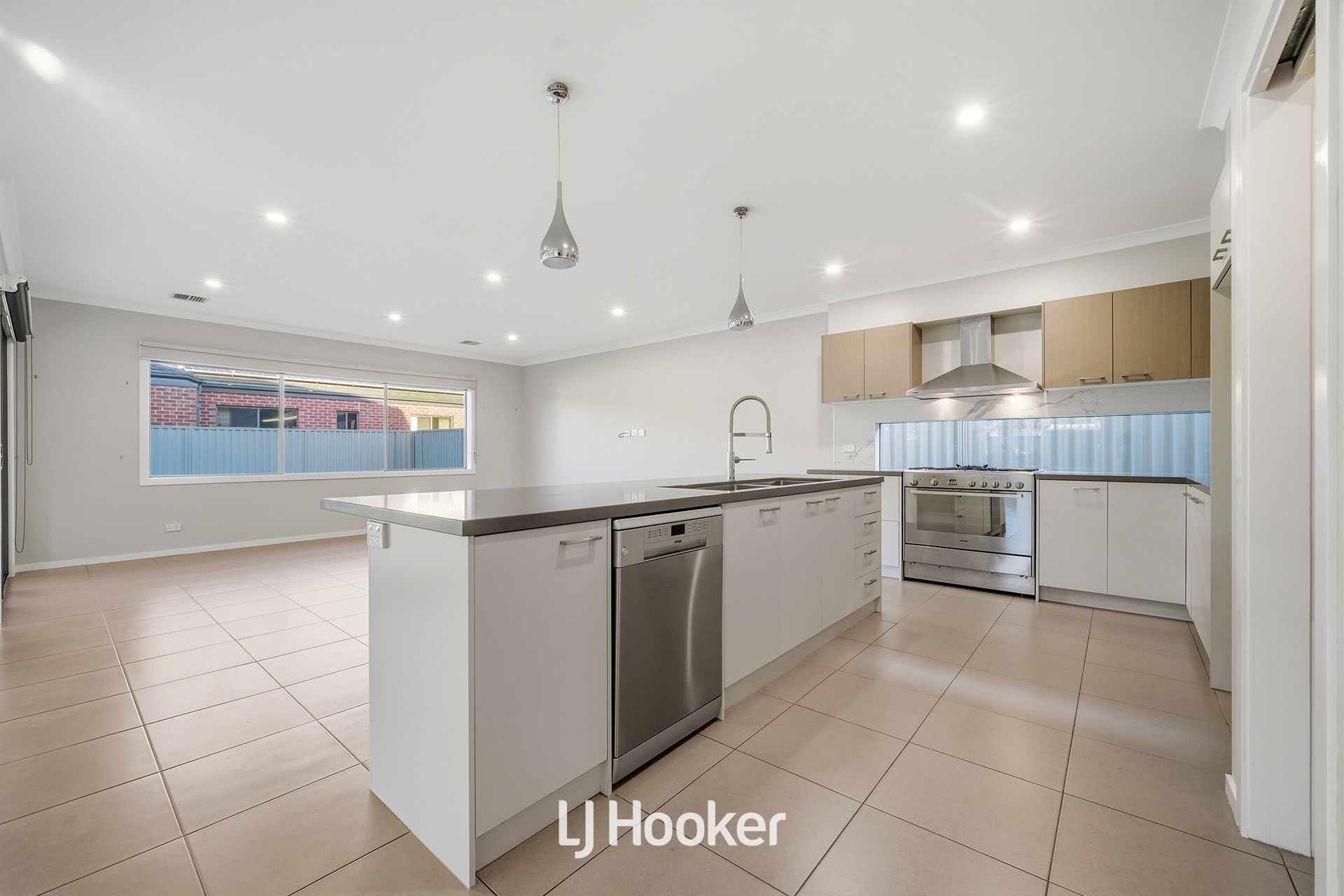 19 MCEWAN DRIVE, Cranbourne East VIC 3977 - Image 5