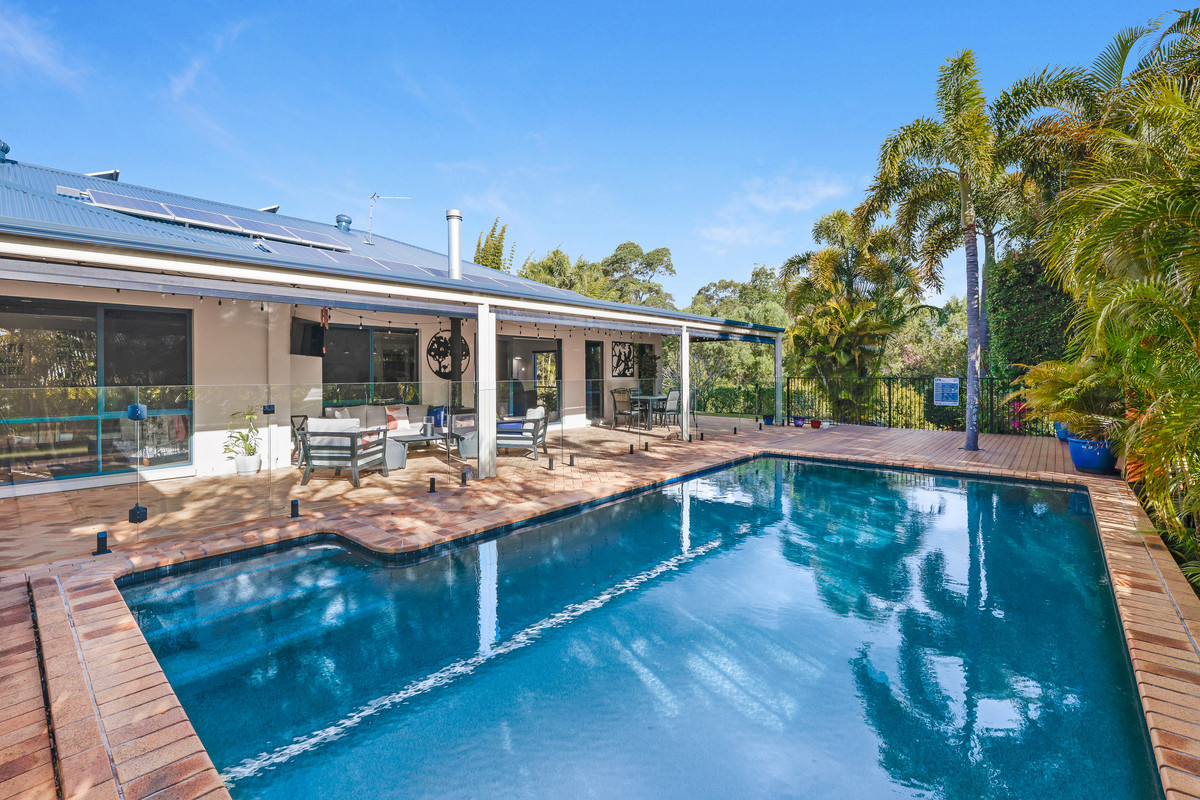 8 HUXLEY COURT, Pacific Pines QLD 4211 - Image 2